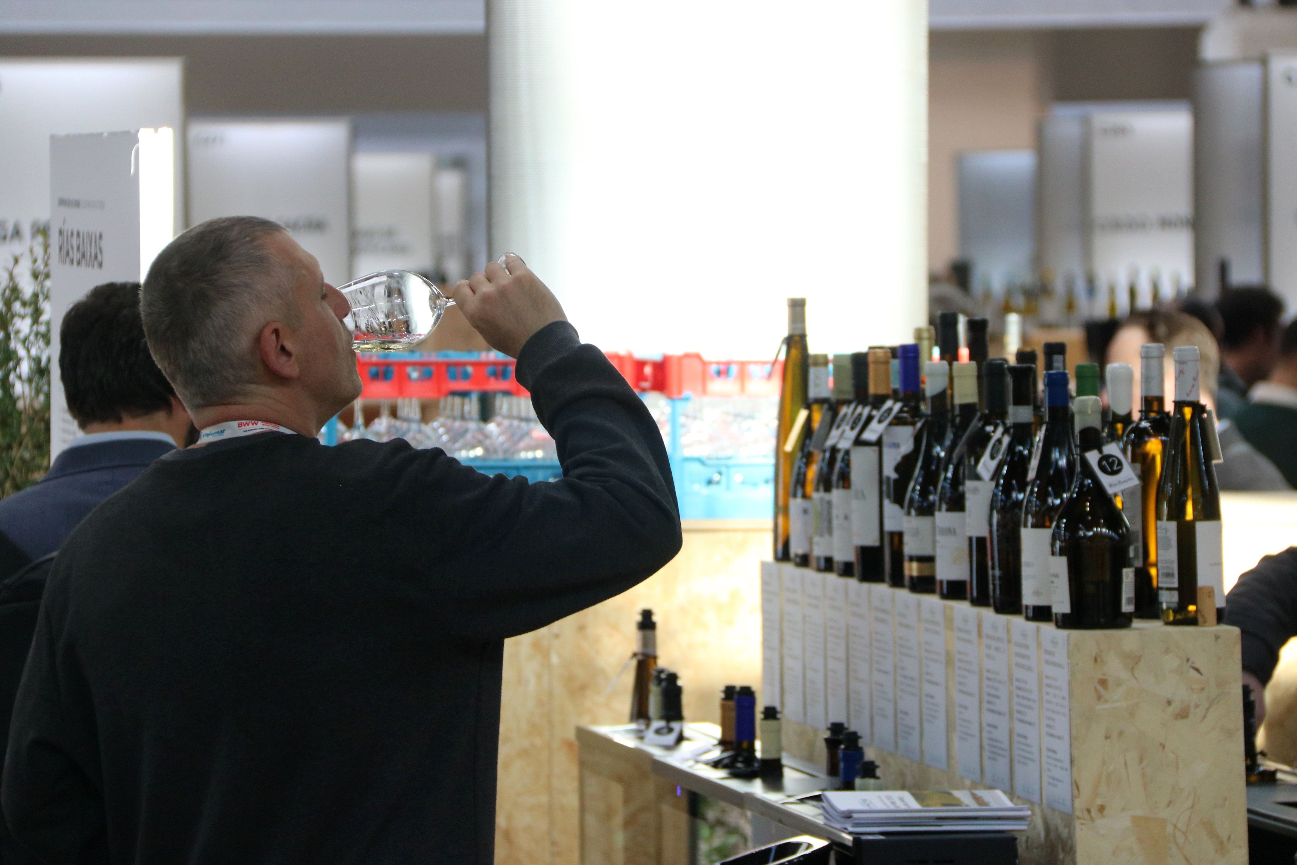 Una persona degustando una copa de vino en la Barcelona Wine Week | ACN