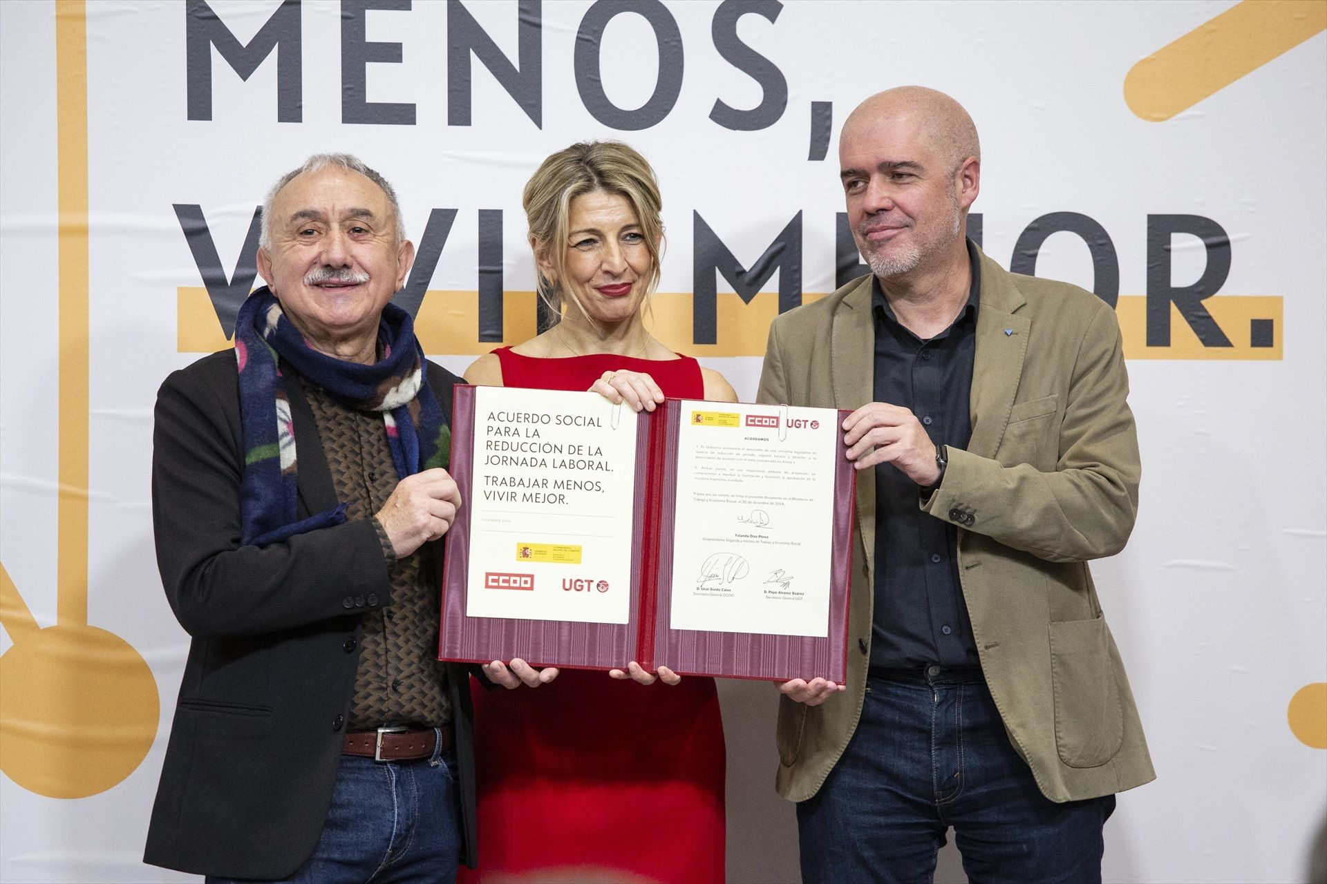 La vicepresidenta segona del govern espanyol i ministra de Treball, Yolanda Díaz, amb Unai Sordo (CCOO) i Pepe Álvarez (UGT) | Europa Press