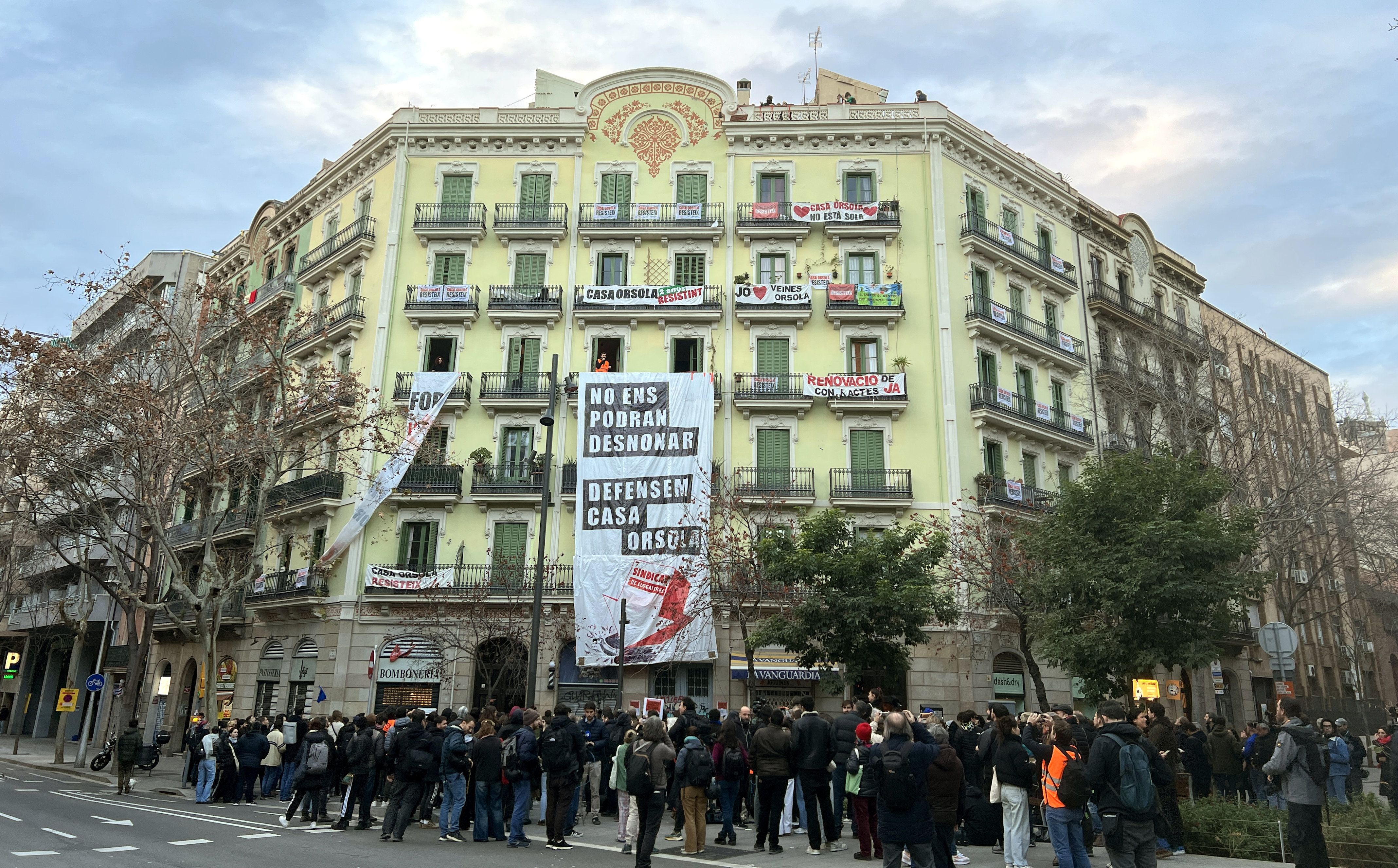 Manifestants davant la Casa Orsola a Barcelona | ACN