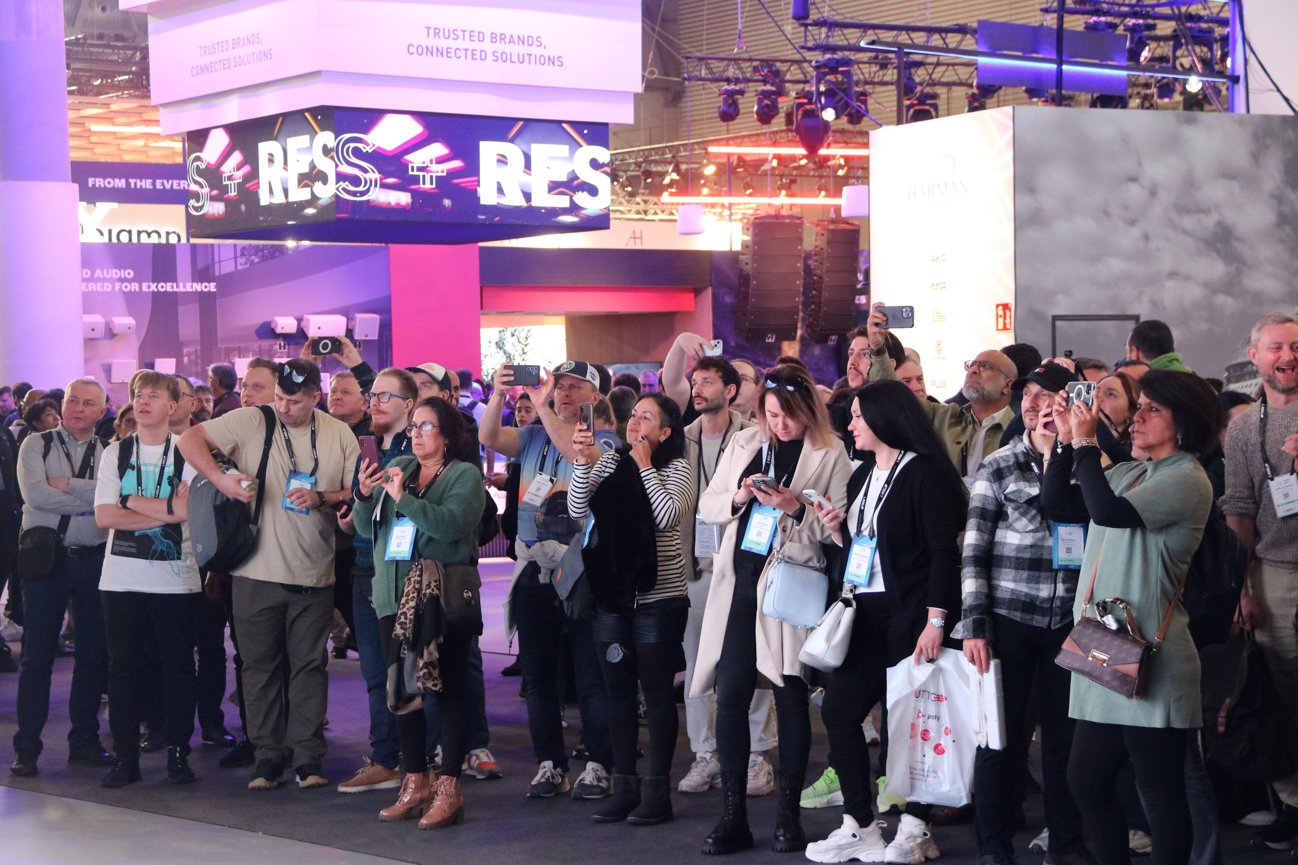 Asistentes en el ISE haciendo fotos a un expositor | ACN