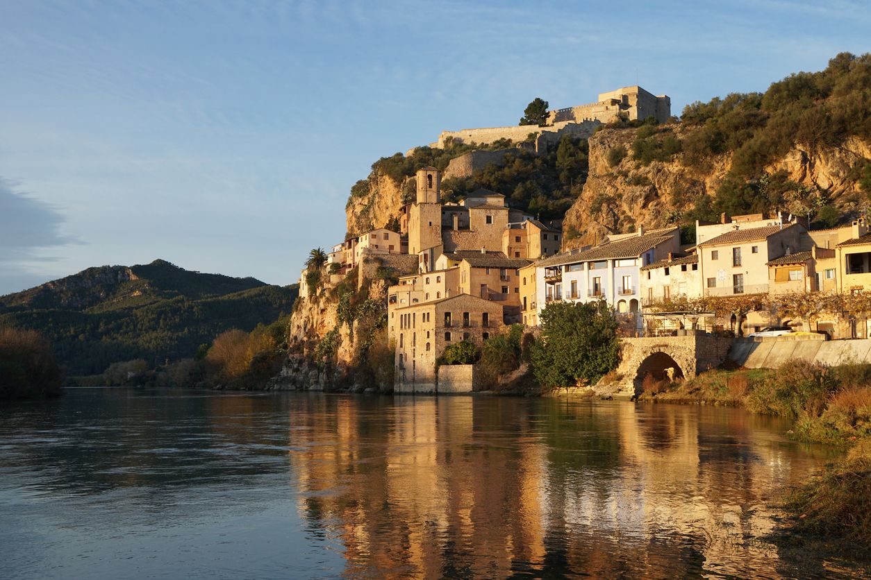 Miravet és un dels municipis més turístics de la Ribera d'Ebre | iStock