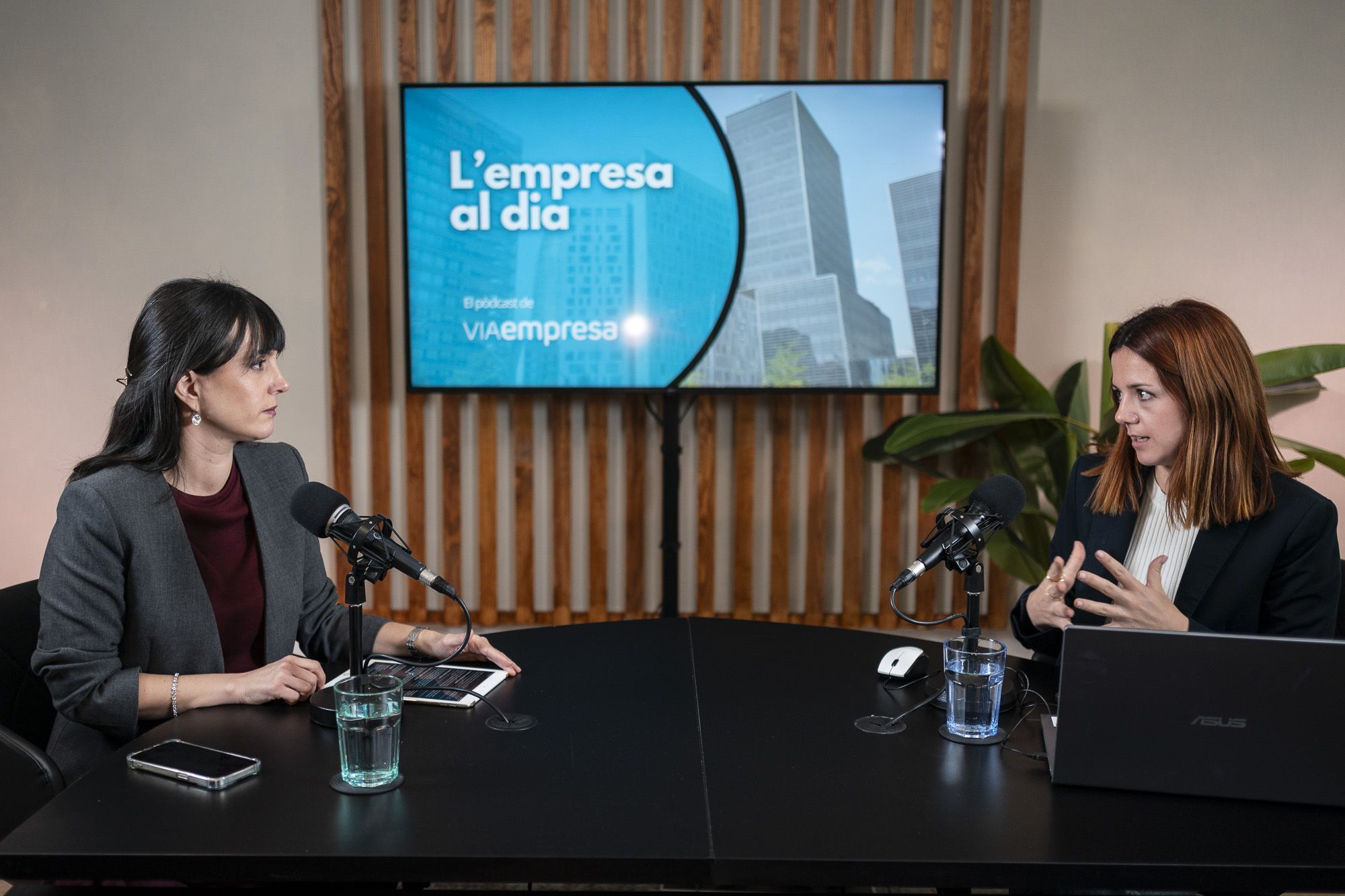 Gina Tost, especialista en noves tendències i Elena Busquets, directora de VIA Empresa | Mireia Comas