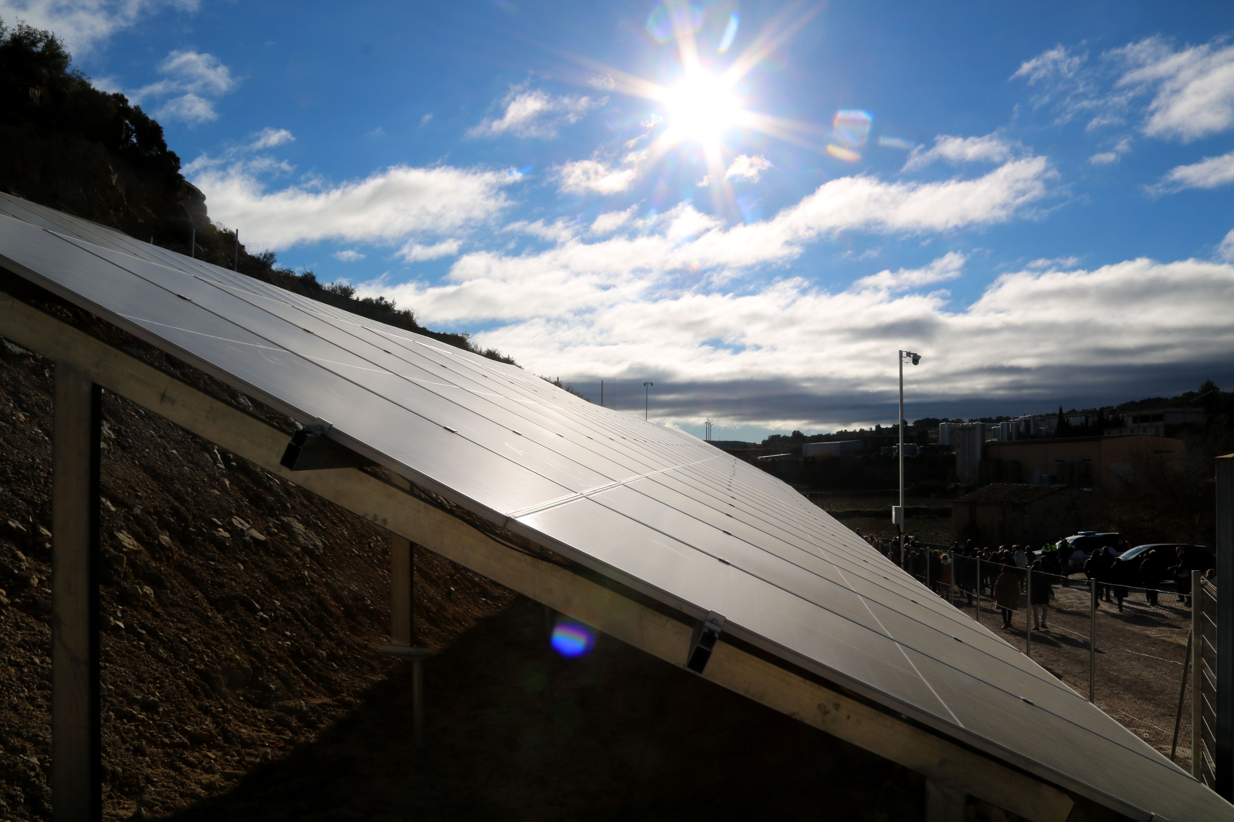 Placas fotovoltaicas del parque solar de Batea bajo el sol | ACN