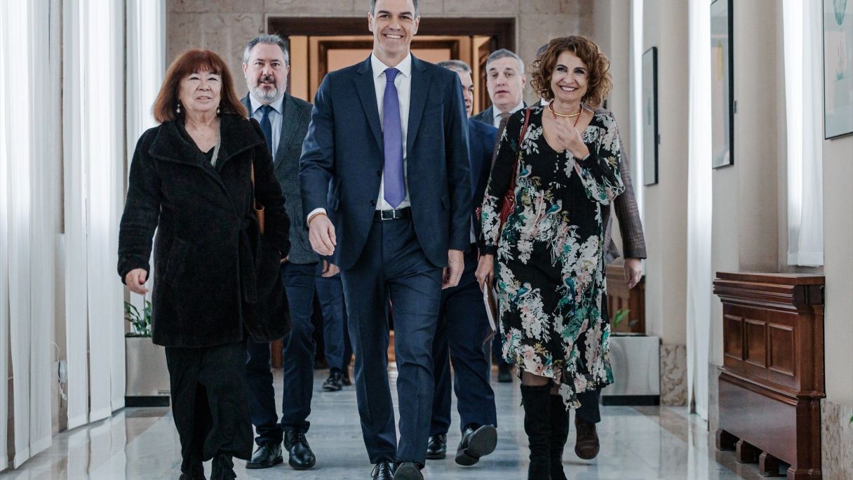 El president del govern espanyol, Pedro Sánchez, envoltat de ministres i càrrecs del PSOE | EP