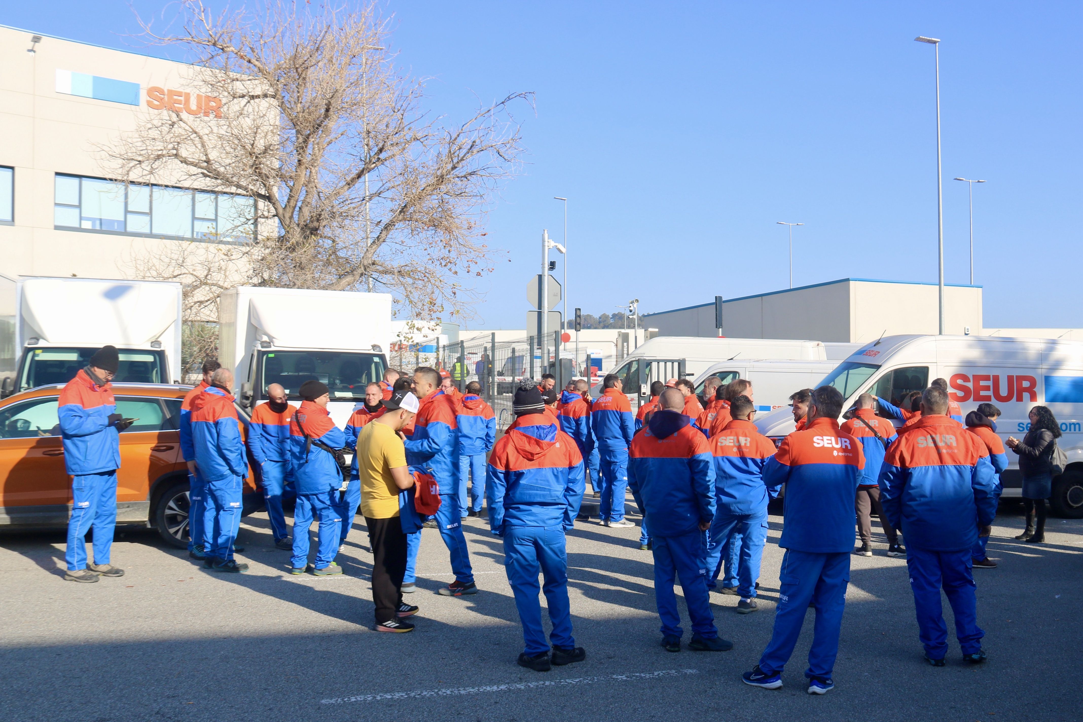  Els treballadors de Seur han aparcat furgonetes de repartiment al carrer i han barrat l'entrada a la planta | ACN