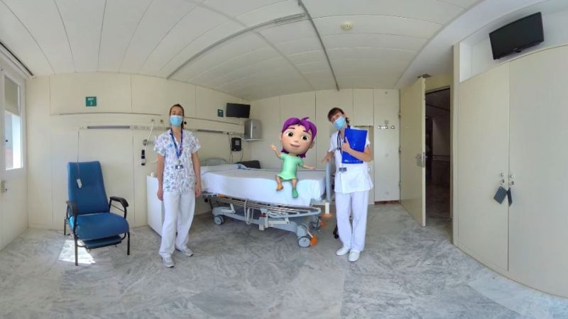 A través de esta experiencia, guiada por el personaje animado Nixi, los niños pueden familiarizarse con el entorno hospitalario antes de llegar