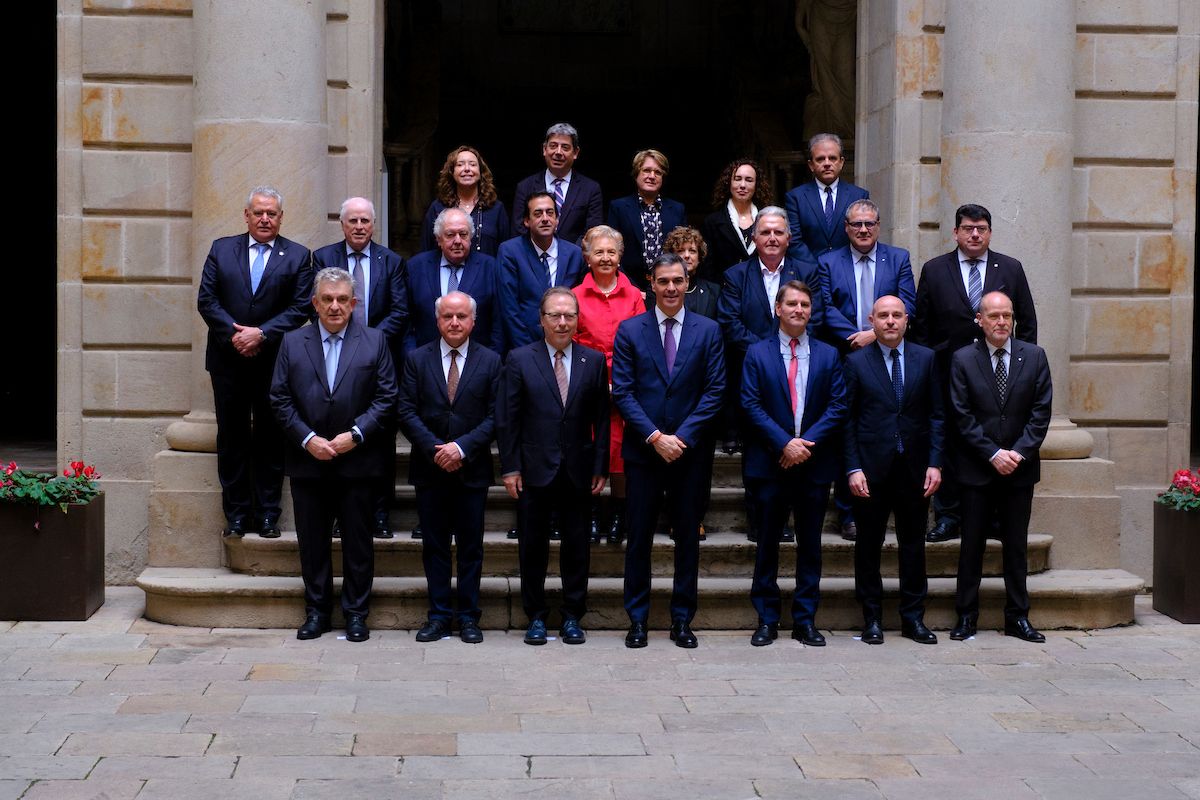 El president del Consell General de Cambres de Catalunya, Josep Santacreu, i els presidents de la resta de Cambres, amb Pedro Sánchez | Cedida