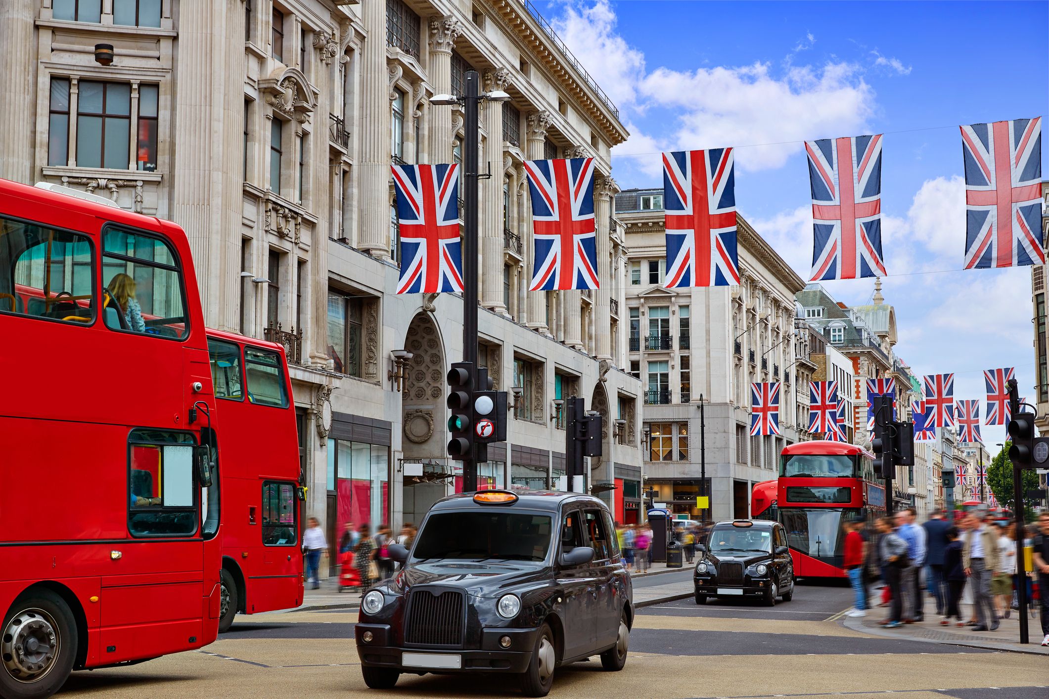 Varios autobuses en el centro de Londres | iStock