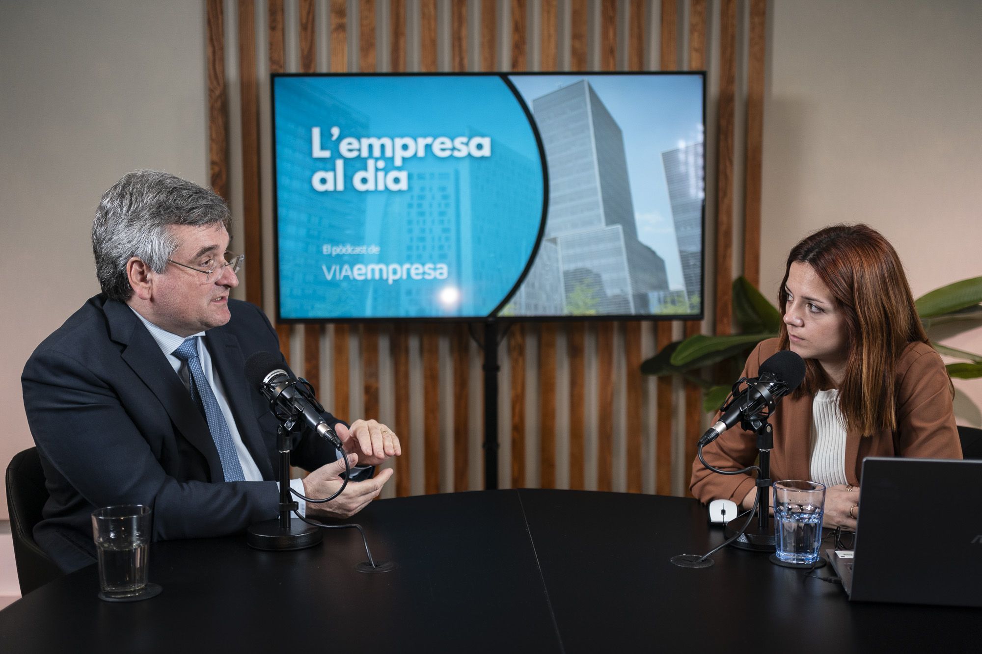 Jaume Puig, director general de GVC Gaesco Gestió i Elena Busquets, directora de VIA Empresa a 'L'empresa al dia' | Mireia Comas