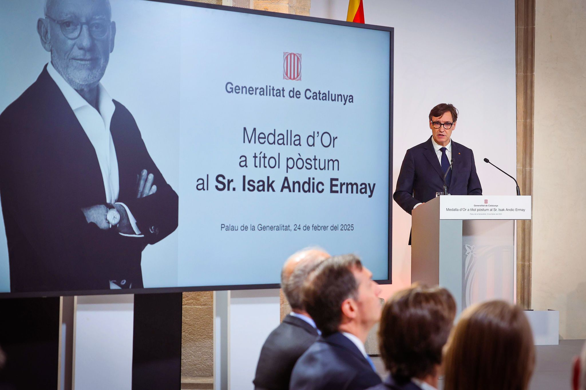 El president de la Generalitat ha lliurat la Medalla d'Or a títol pòstum al fundador de Mango | ACN