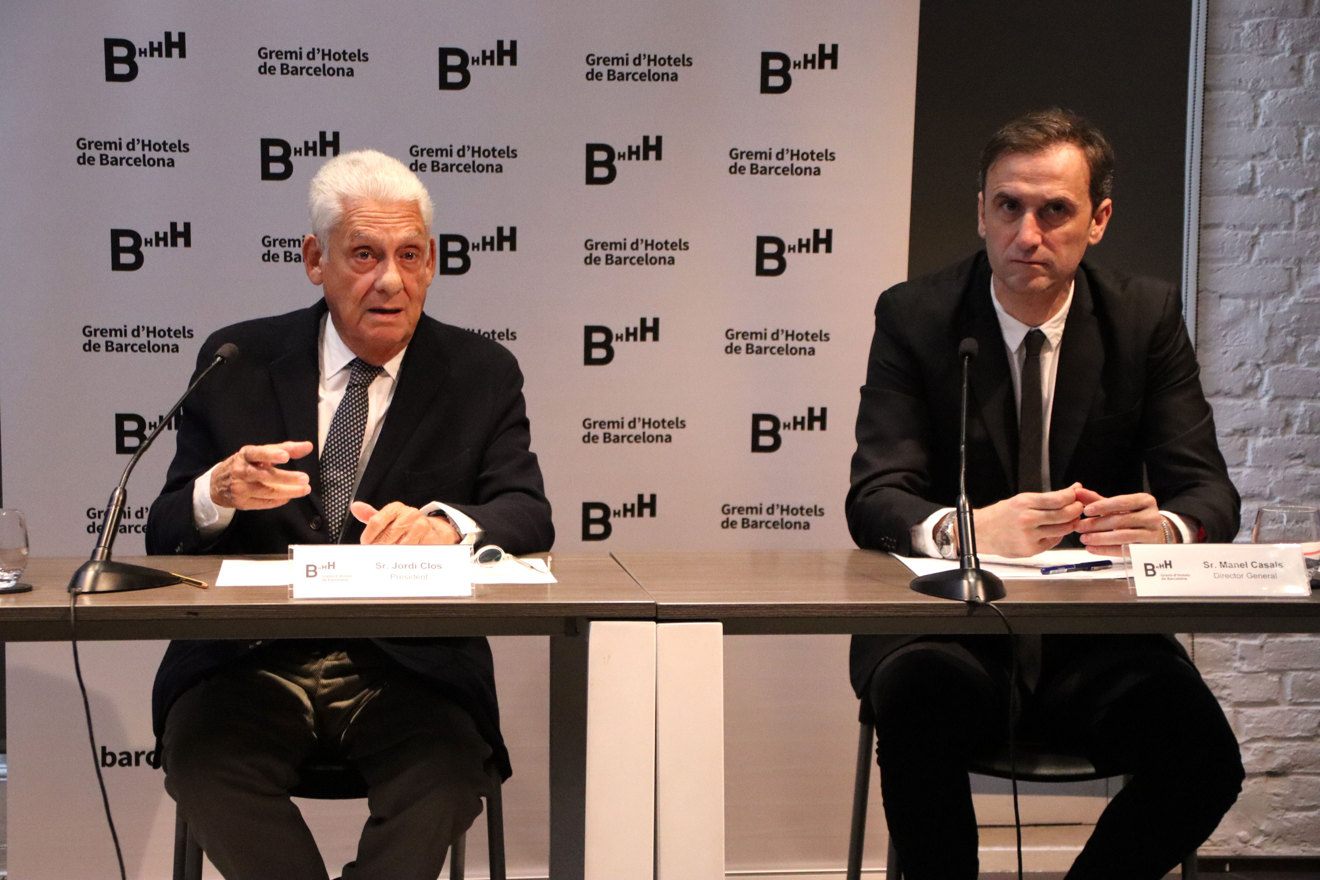 El presidente del Gremio de Hoteles de Barcelona, ​​Jordi Clos, y el director general, Manel Casals, en rueda de prensa | ACN