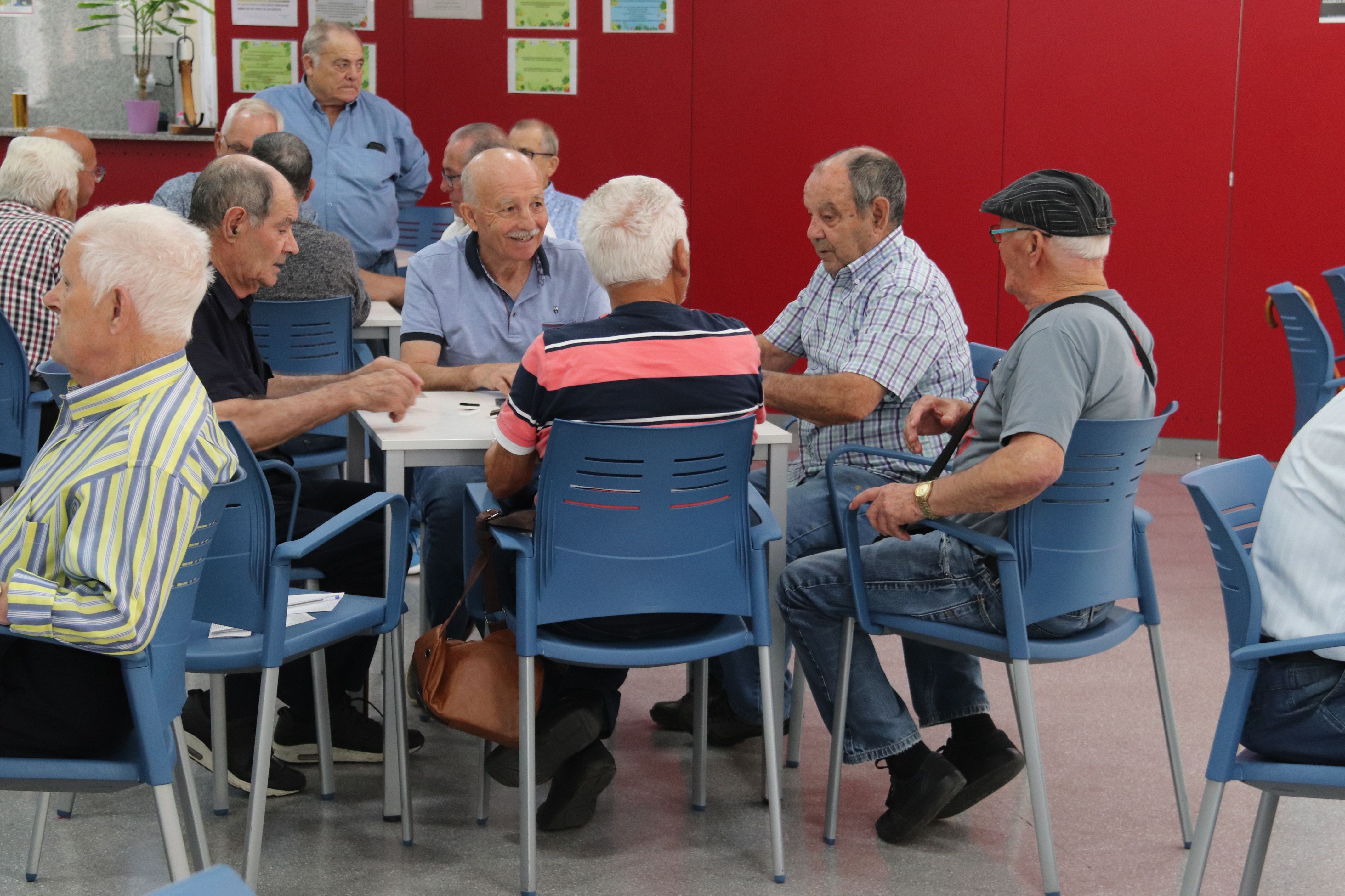 Un grup d'homes al casal de gent gran de les Roquetes de Sant Pere de Ribes | ACN