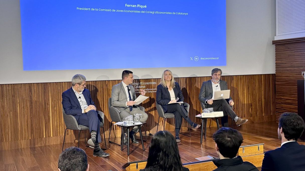 Els tres ponents i el moderador, Ferran Piqué, durant la conferència al Col·legi d'Economistes de Catalunya | @economistescat