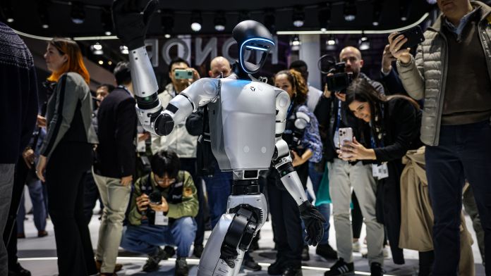 Un robot humanoide a l'estand d'Honor | ACN