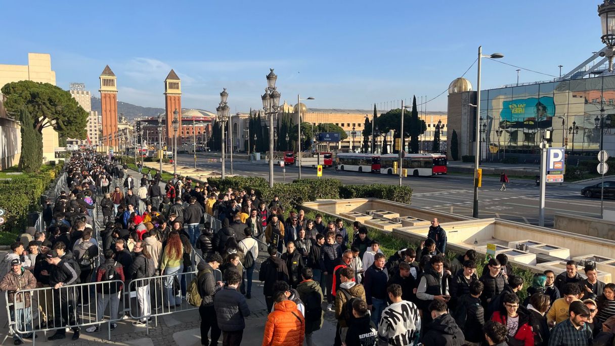 Las largas colas que se formaban en el exterior de Fira de Barcelona este martes 4 de marzo | Carlos Rojas