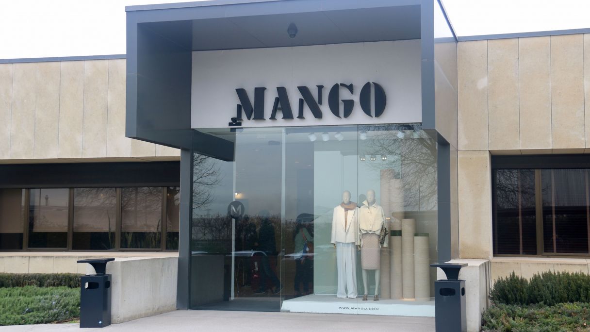 Accés a l’hangar central de la seu central de Mango a Palau-solità i Plegamans | ACN