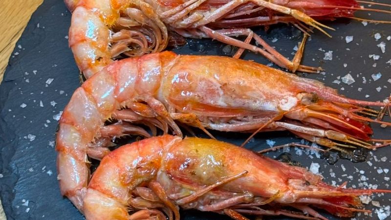 En el Restaurante Somsis de Barcelona, las gambas de Palamós son uno de los platos insignia | Lourdes López