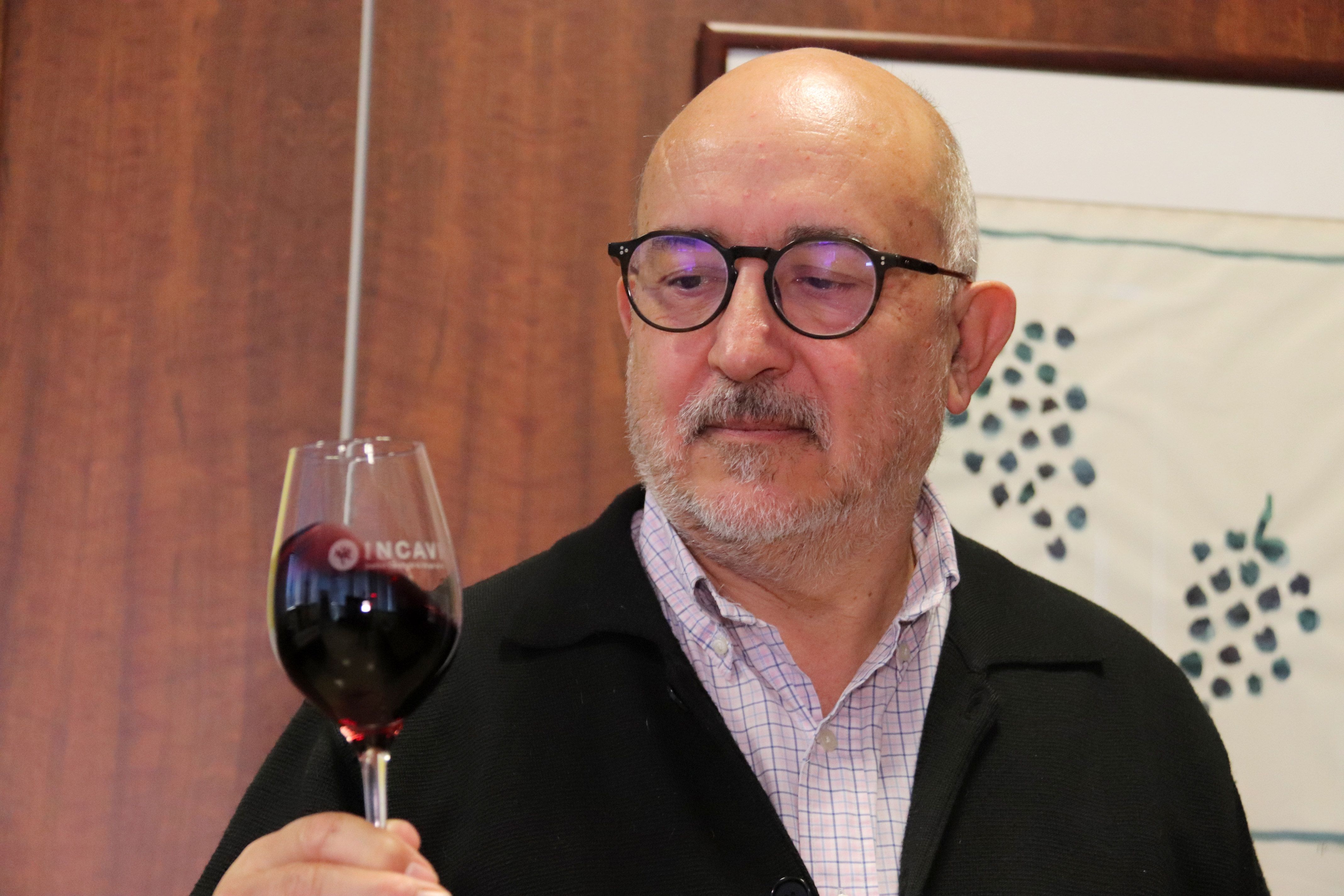 El director general del INCAVI, Joan Gené, con una copa de vino | ACN