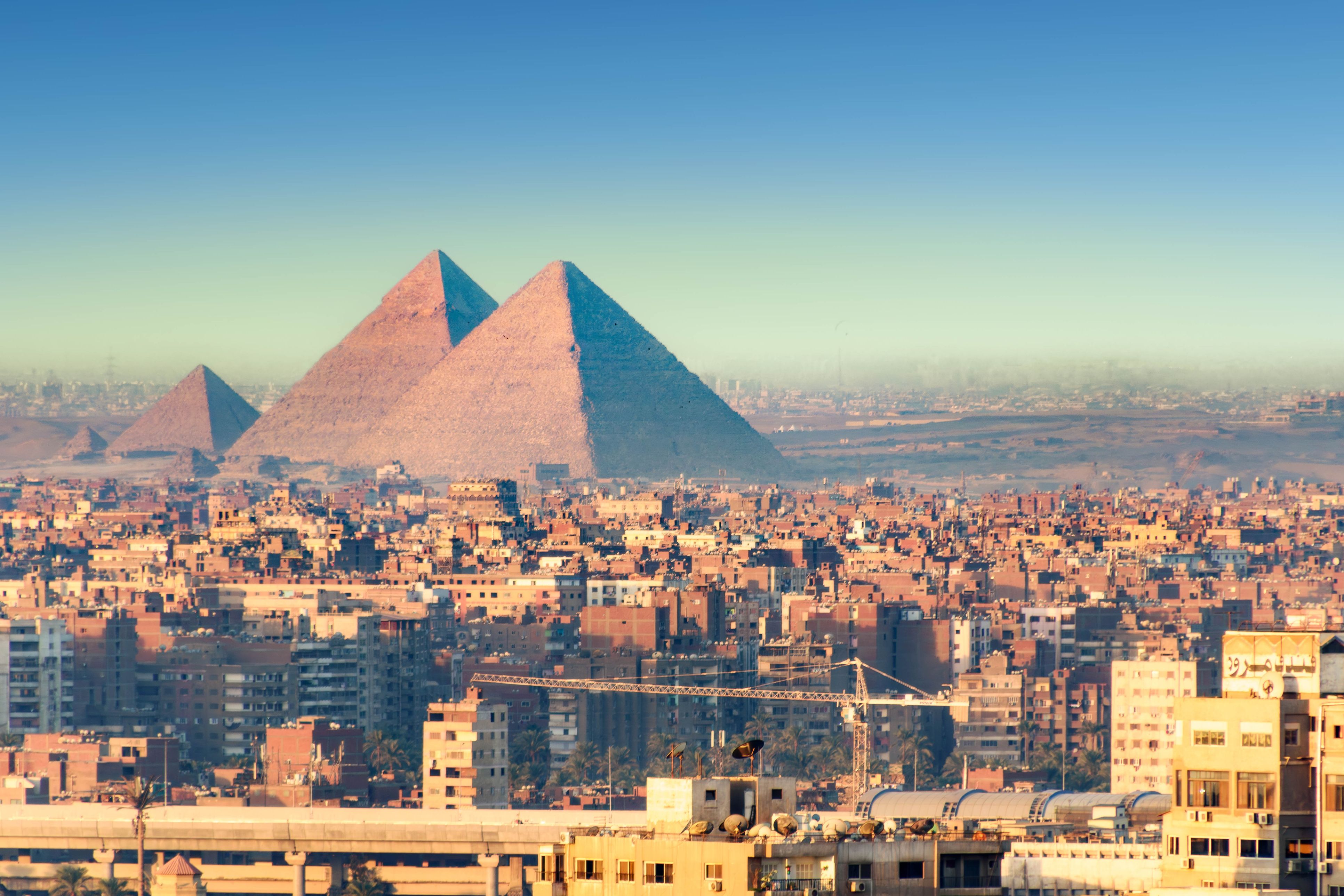 Vista panorámica de la ciudad de El Cairo con las Grandes Pirámides al fondo | iStock