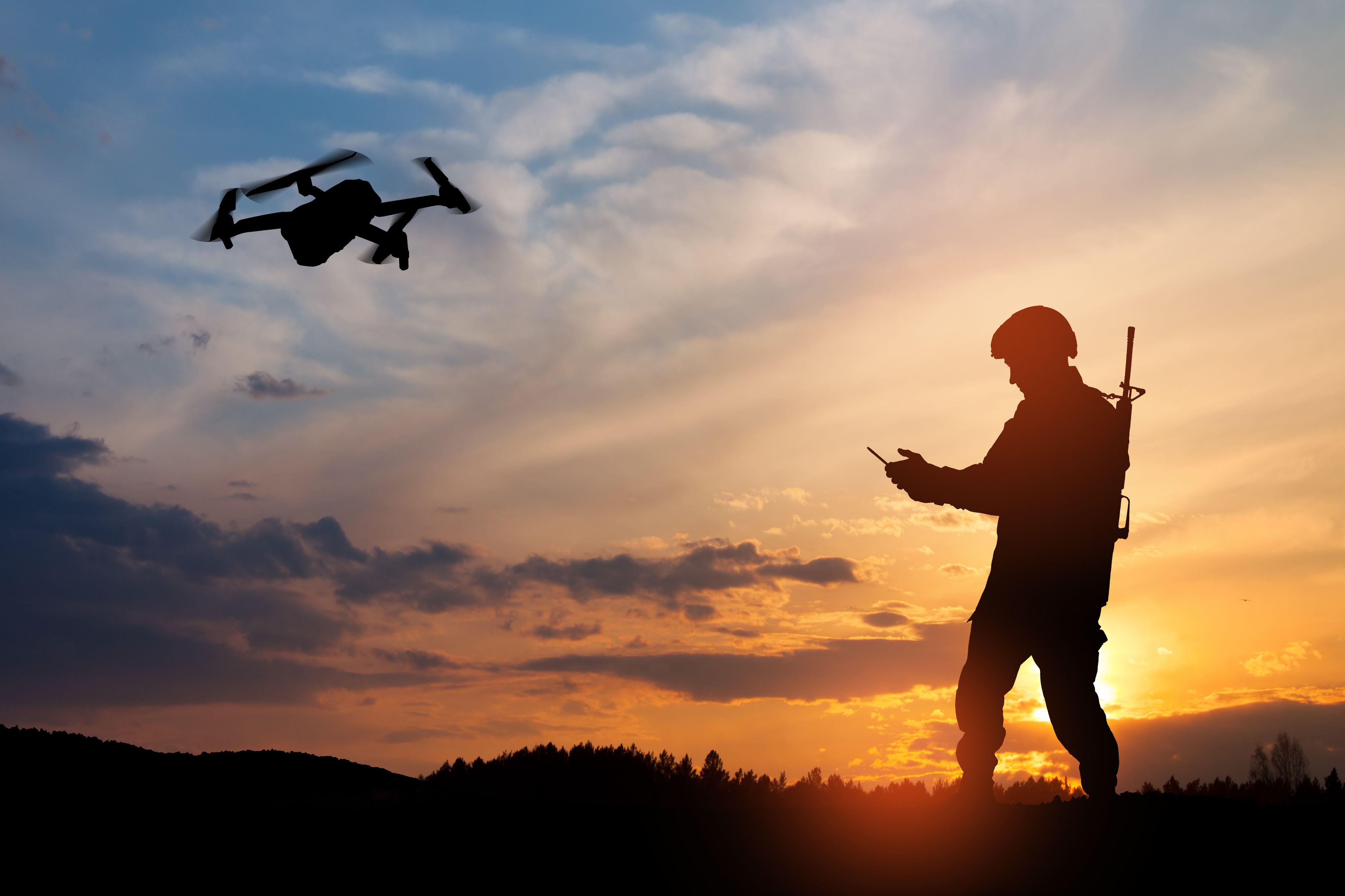 Un soldado controla uno de los drones utilitzados en la guerra | iStock