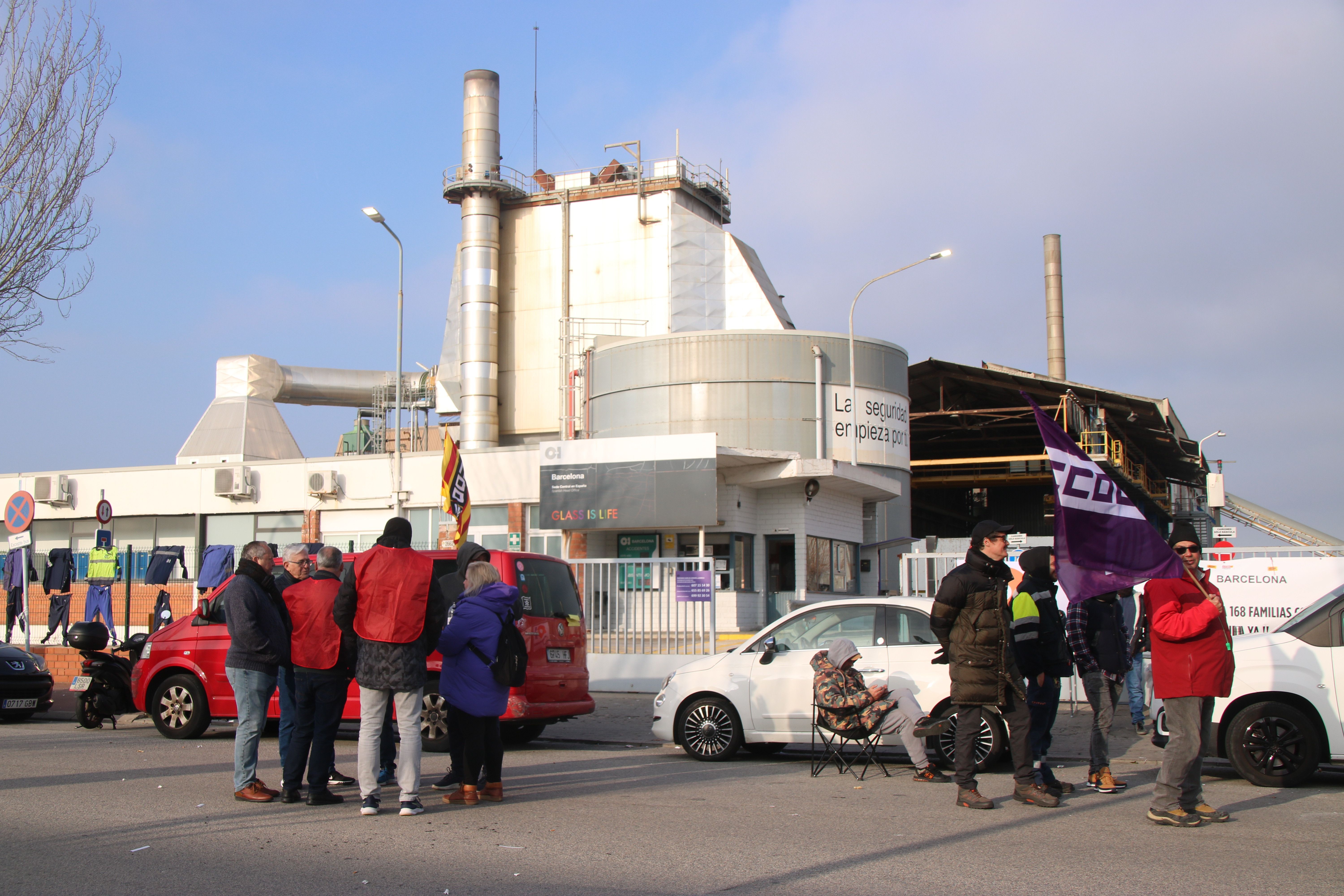 Treballadors de la companyia a les portes de la factoria de fabricació d'ampolles de vidre | ACN