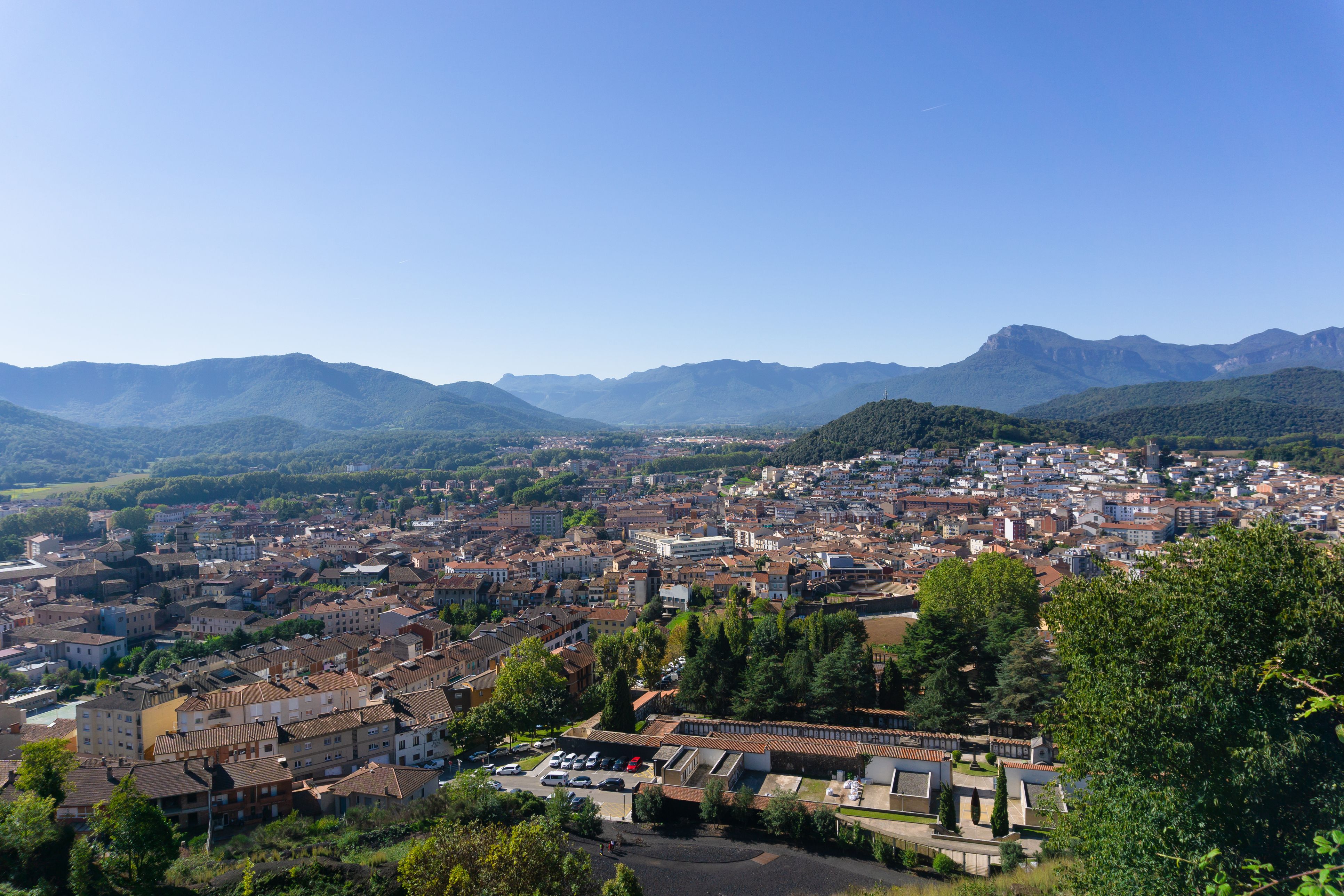 Olot desde la cima del volcán Montsacopa | iStock