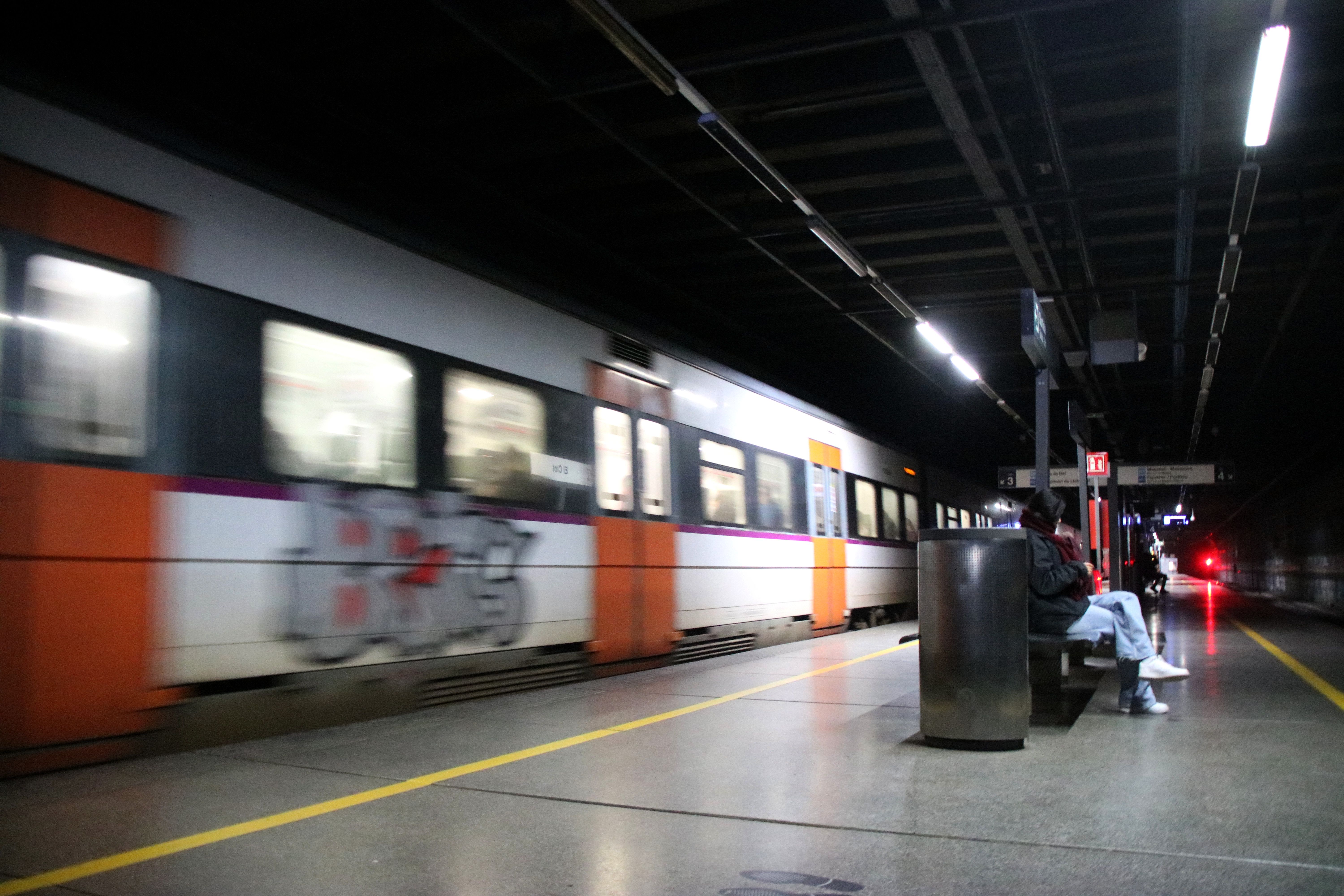 Un tren se va a la estación del Clot-Aragó, que se encuentra a oscuras este lunes por la mañana | ACN