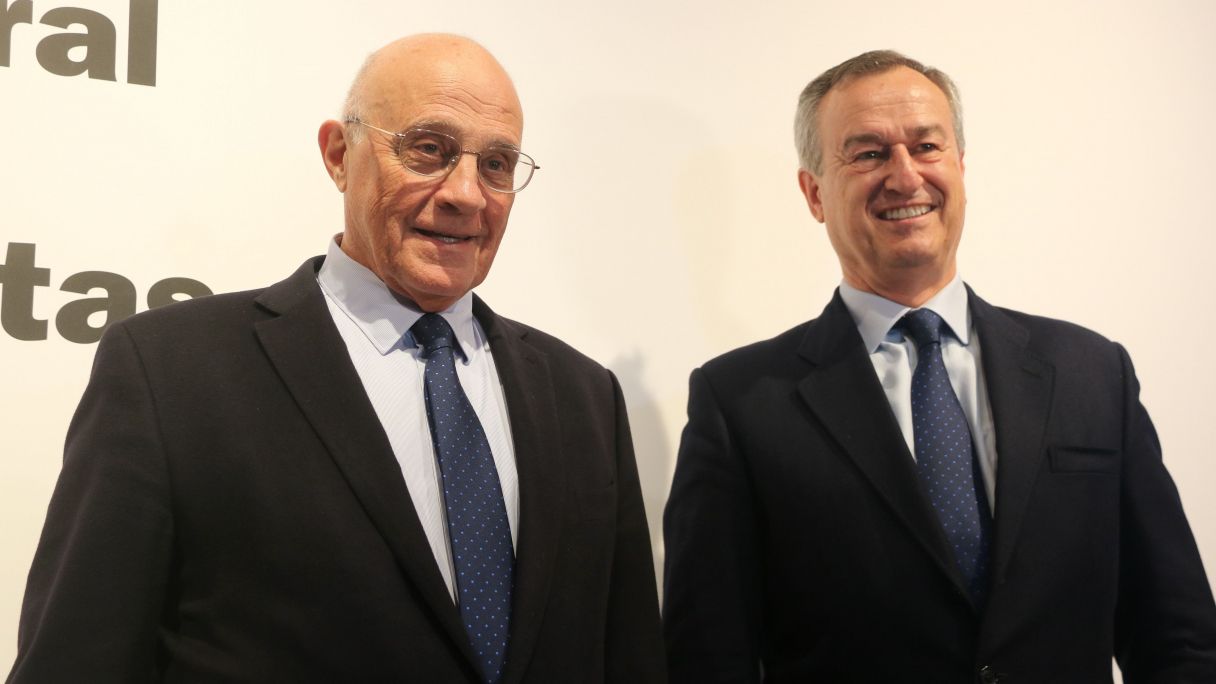 Josep Oliu (presidente del Banc Sabadell) y César González-Bueno (consejero delegado) atienden a los medios de comunicación | ACN