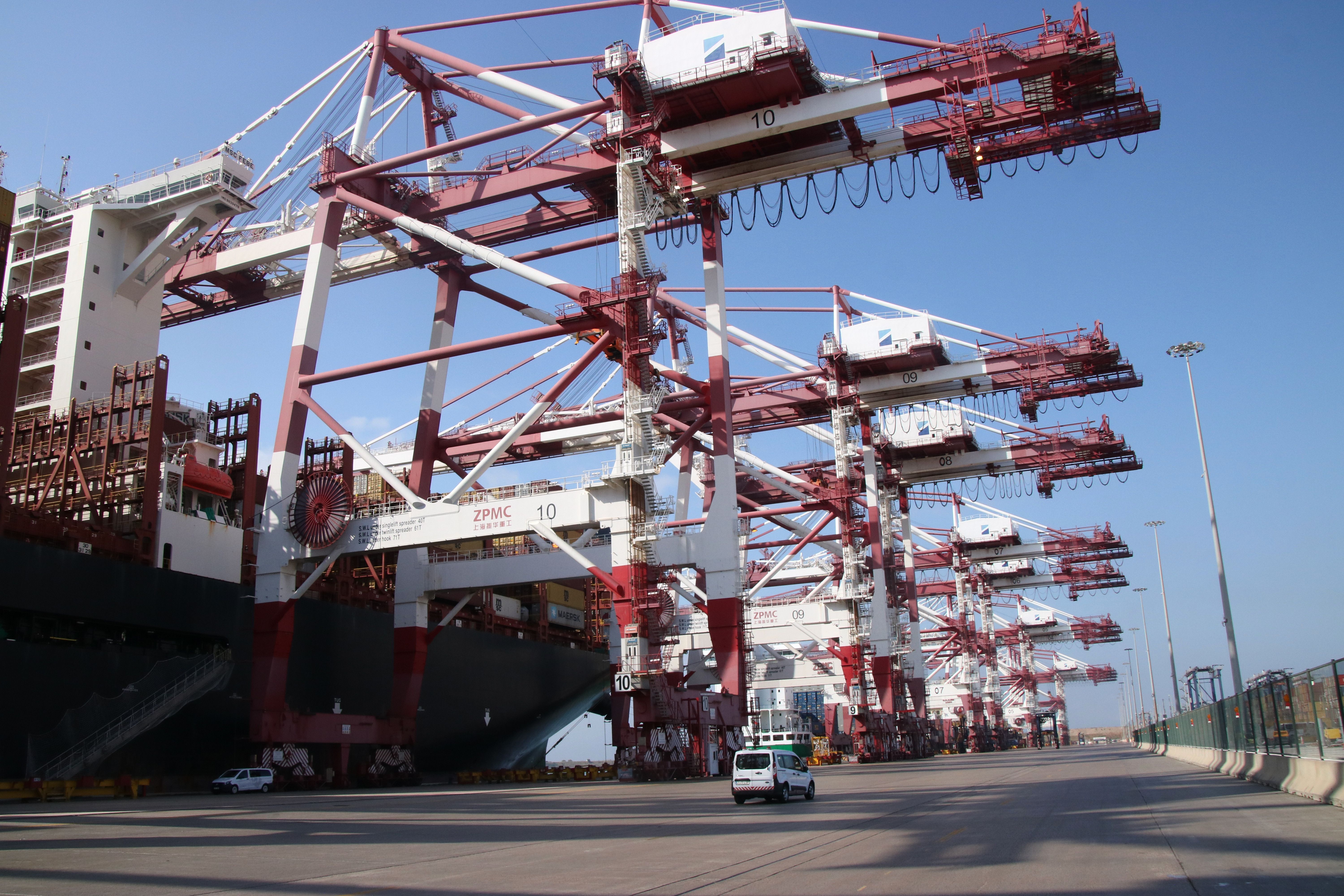 La descarga del material de un buque en el muelle BEST del Port de Barcelona | ACN