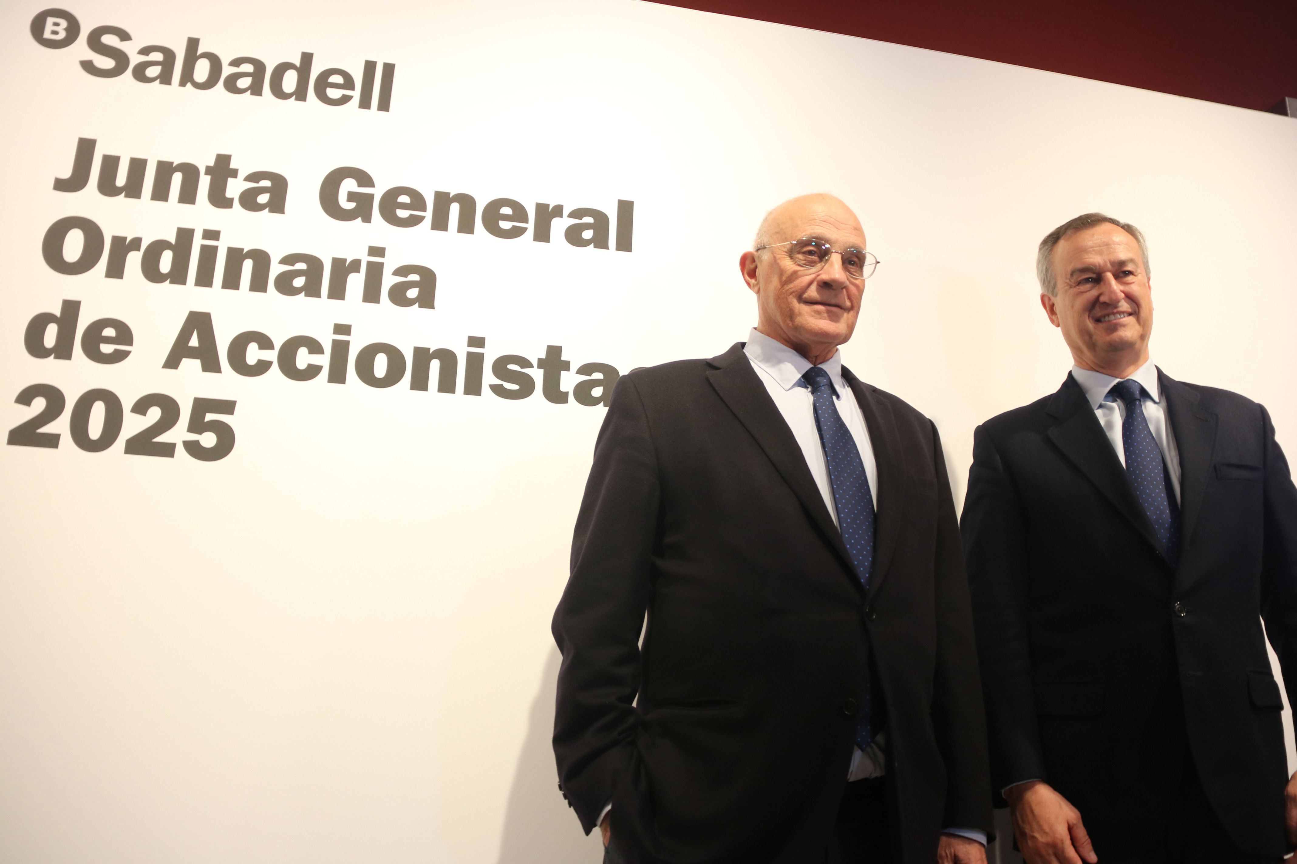 Josep Oliu (presidente del Banc Sabadell) y César González-Bueno (consejero delegado), durante el encuentro en el Círculo Ecuestre | ACN