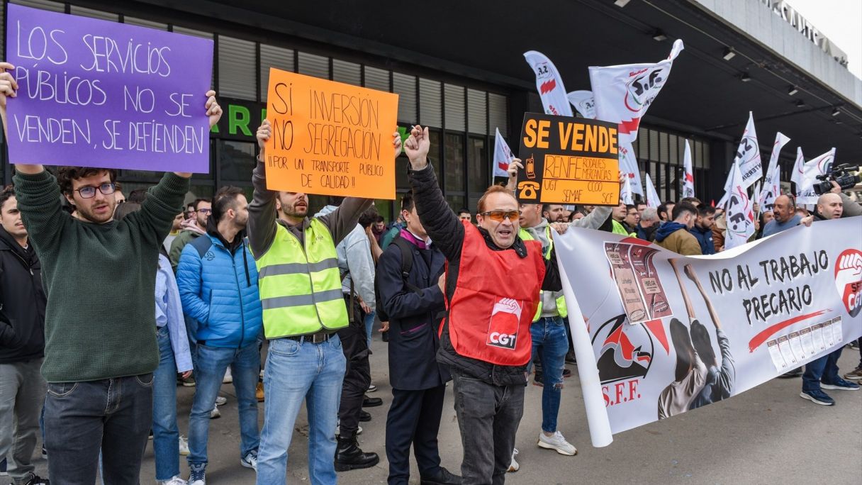 Varios trabajadores de Renfe y Adif con carteles durante una concentración por la huelga estatal, en la Estación de Sants | EP