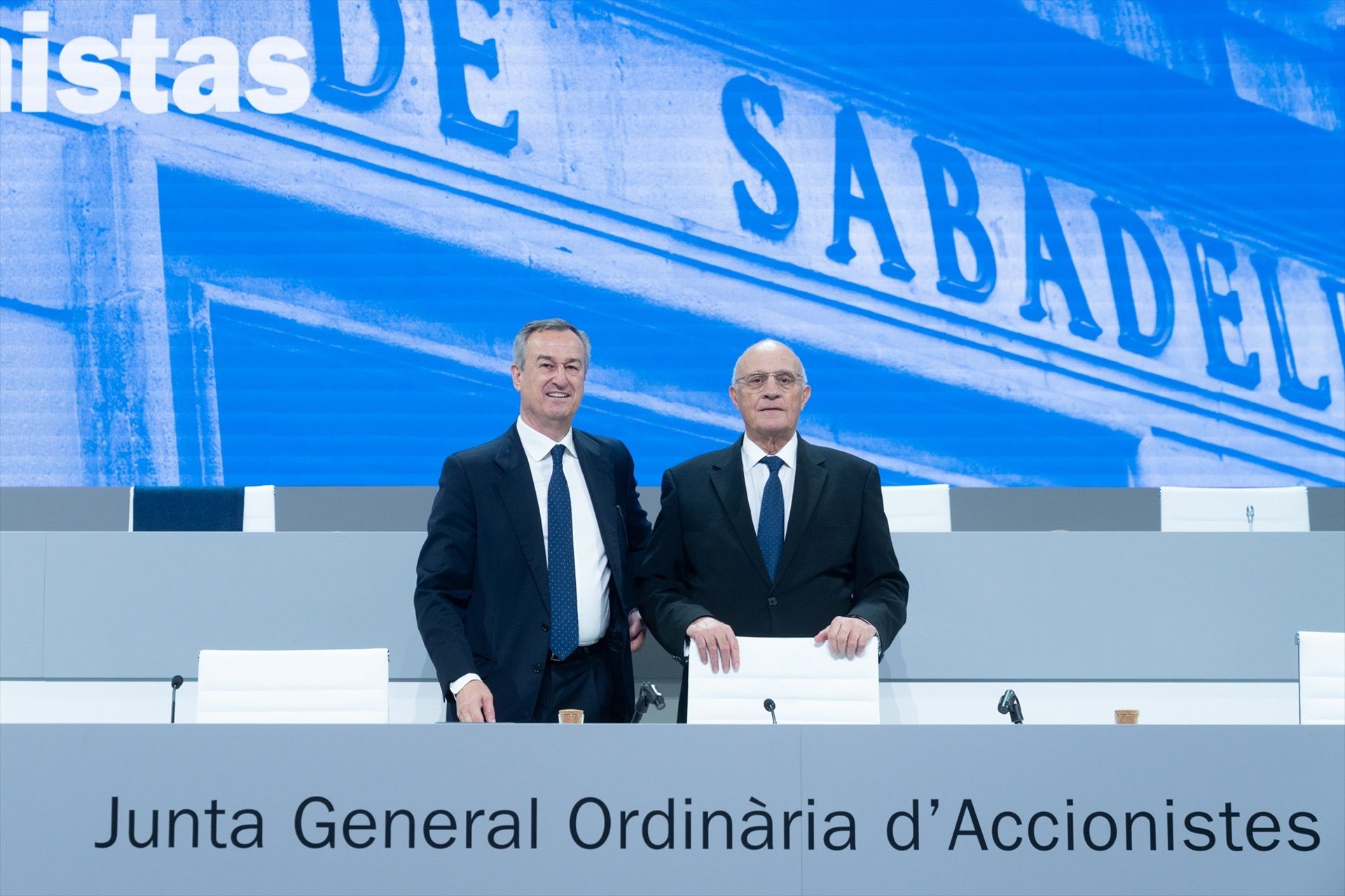 El consejero delegado de Banc Sabadell, César González-Bueno, y el presidente Josep Oliu, antes de iniciar la Junta General Ordinaria de Accionistas | EP