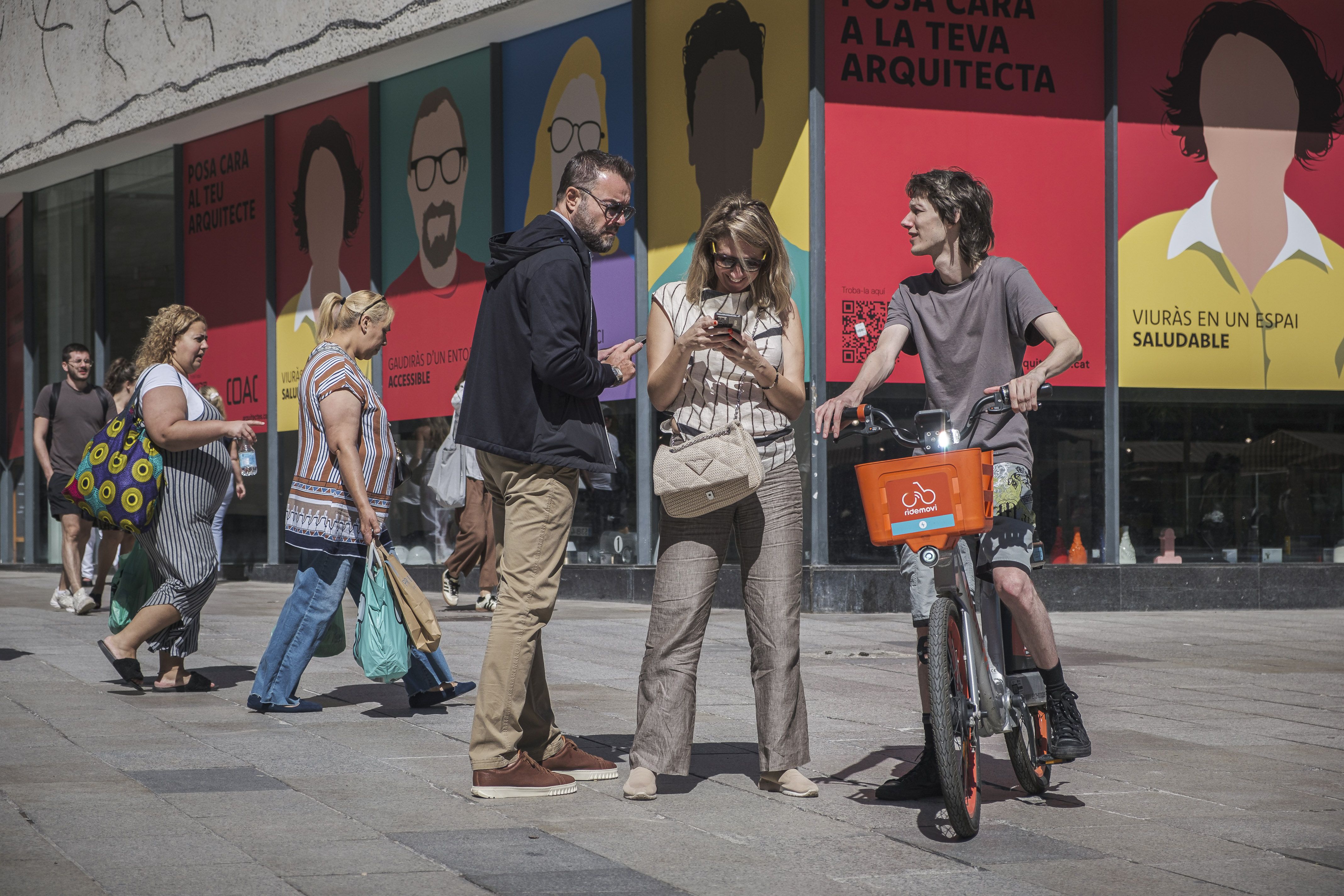 Varios turistas en Barcelona | ACN