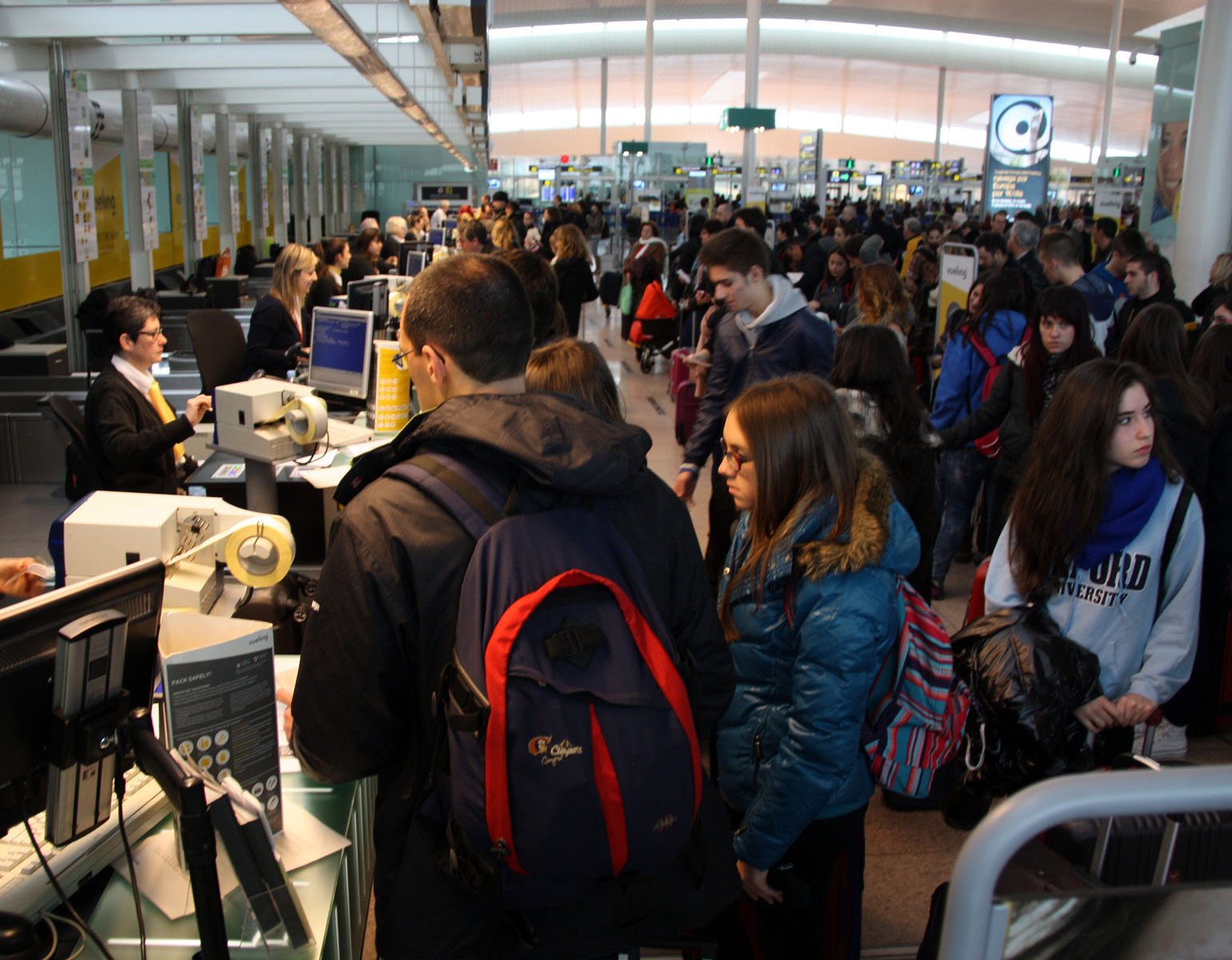 Passatgers a les finestretes de facturació 