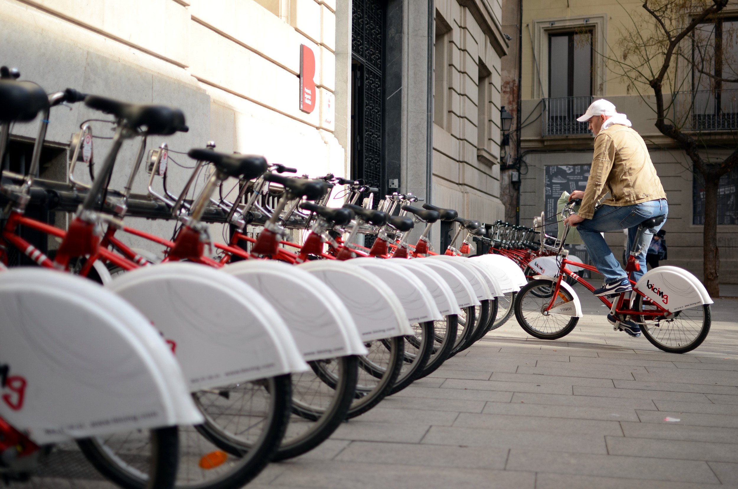 Un usuari de Bicing a Barcelona