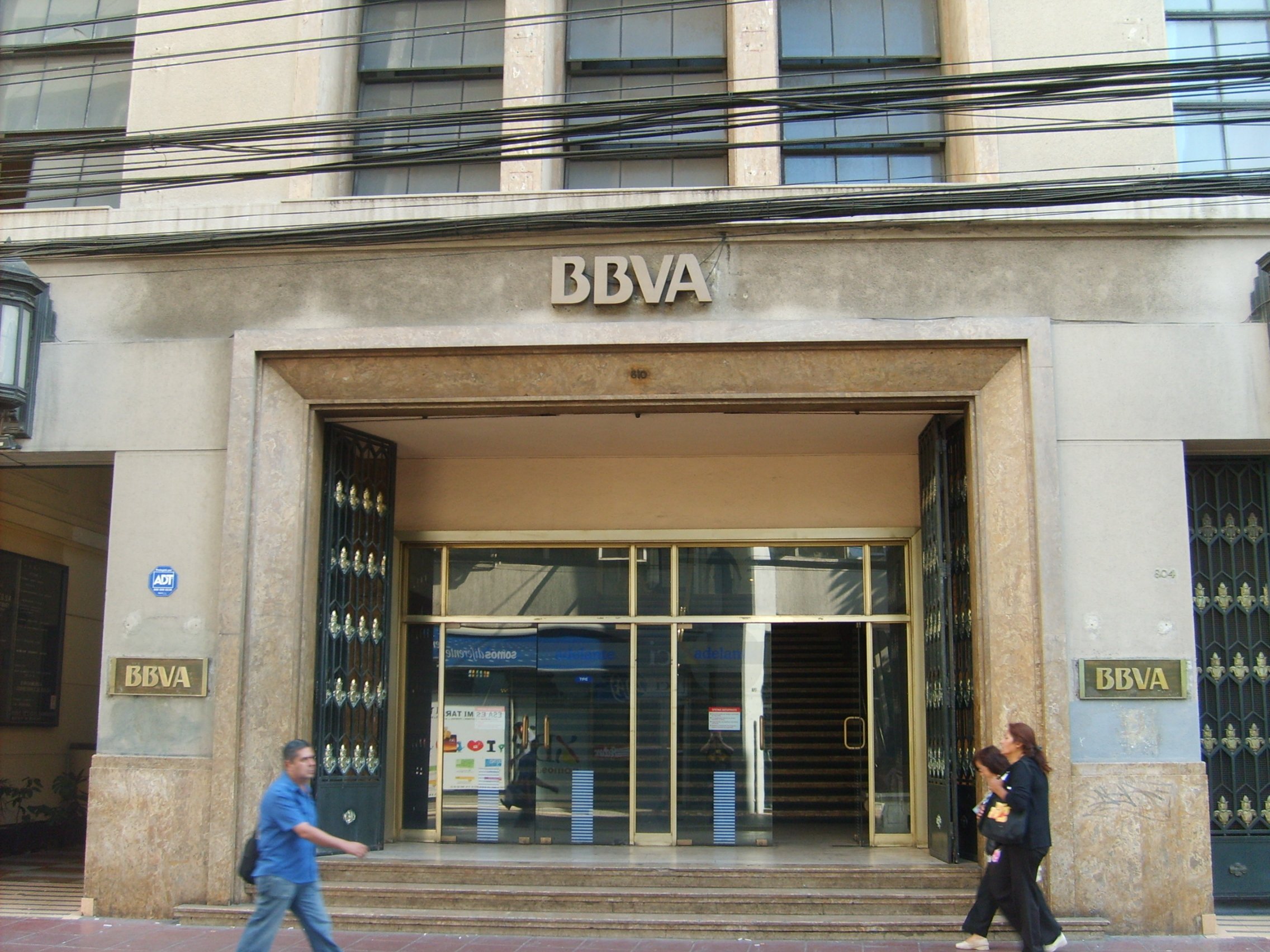 El BBVA ha guanyat un 64% menys que l'any 2013