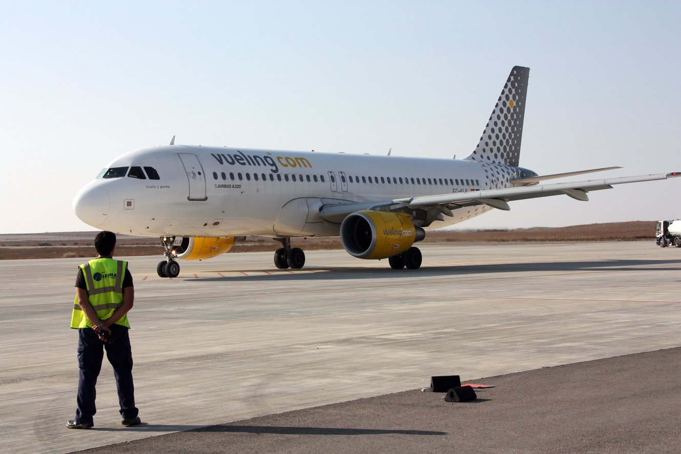 Un avió de Vueling a la pista de l'Aeroport de Lleida