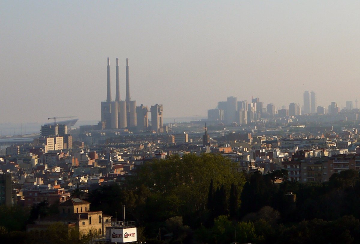 El Barcelonès Nord amb les xemeneies del Besòs al fons