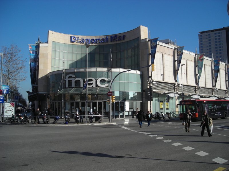 Afluència de gent al centre comercial de Diagonal Mar