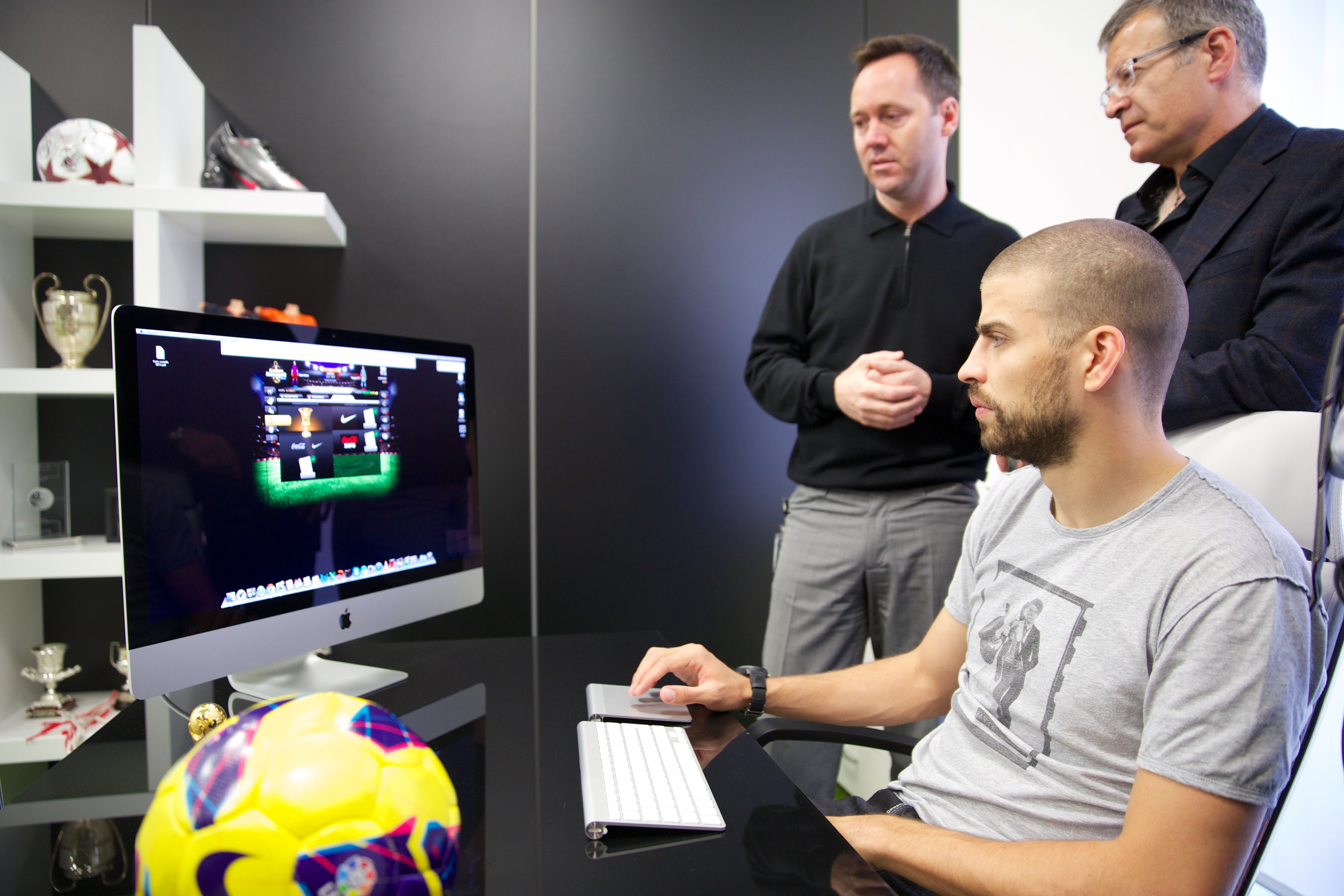 Alberto Guerrero amb Gerard Piqué a la seu de Kerad Games