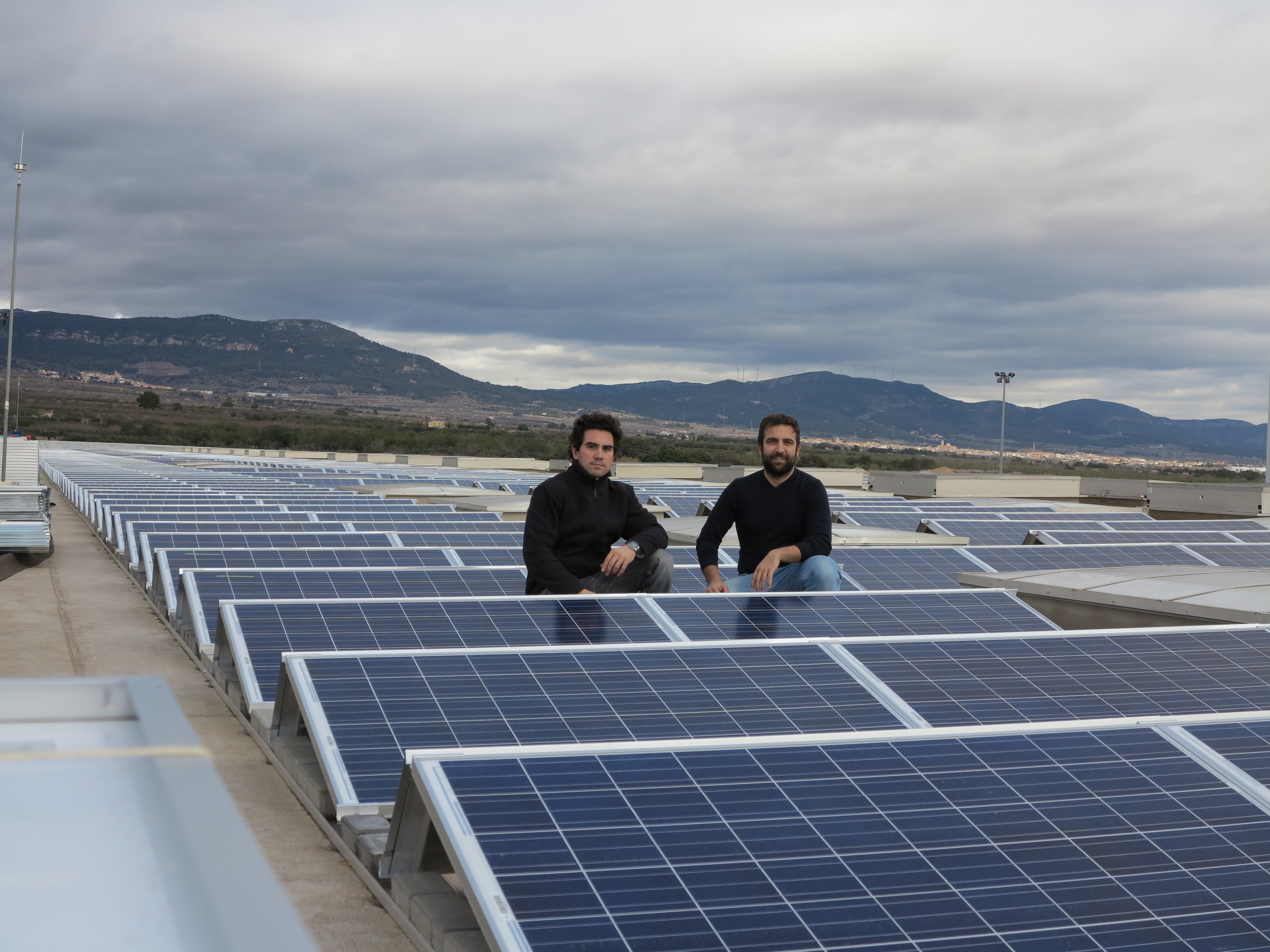 Els fundadors de CSolar amb un dels seus projectes