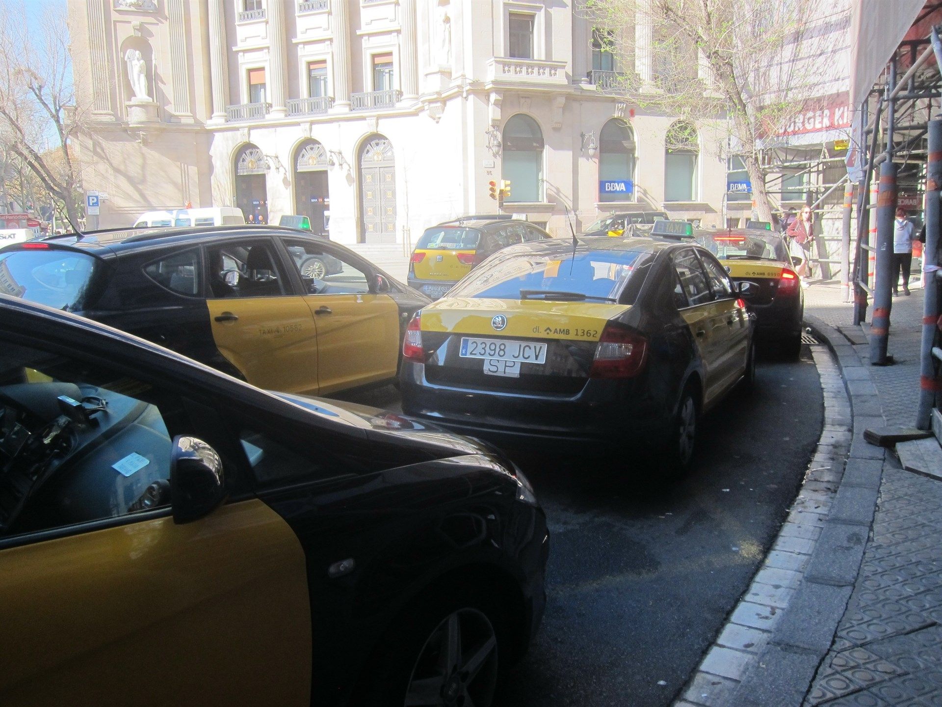 Els taxistes van a la vaga contra Uber i Cabify