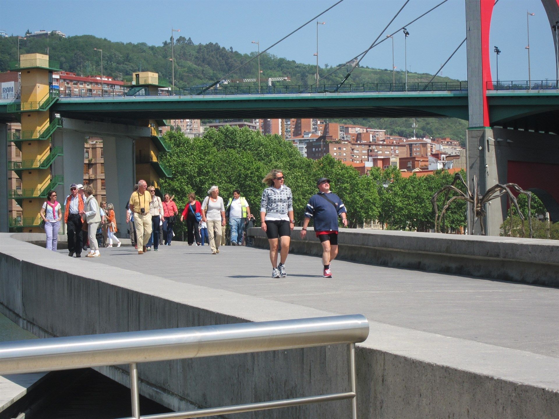 Turistes passejant per Barcelona