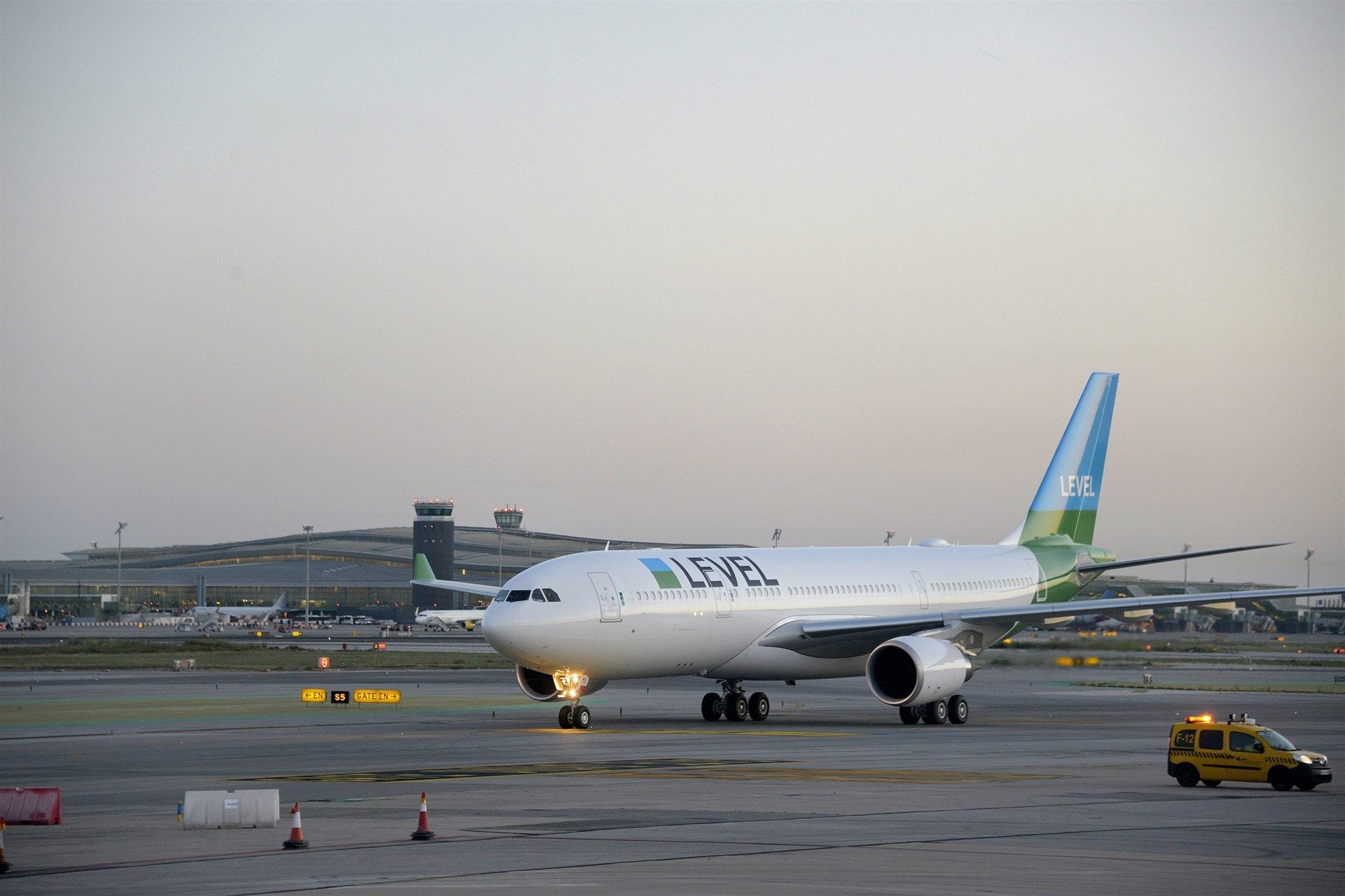 Un avió de l'aerolínia Level a l'aeroport del Prat