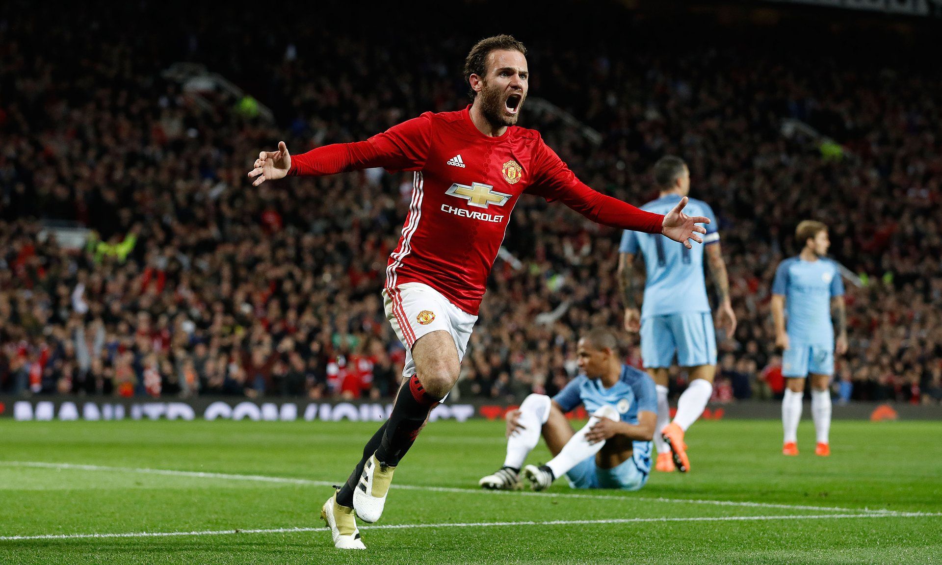 El futbolista asturià Juan Mata no només es dedica a marcar gols amb el Manchester United