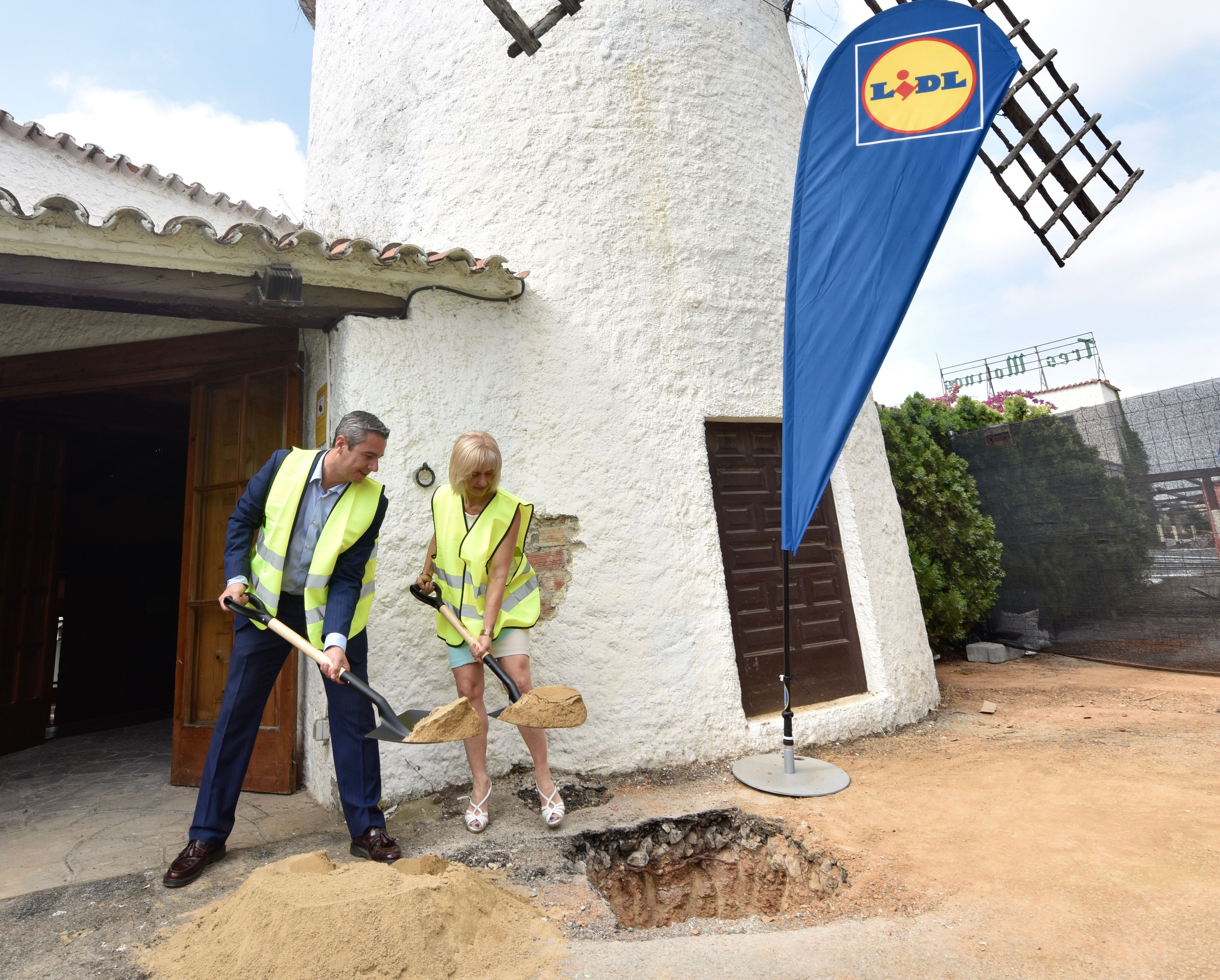 Imatge l'alcaldessa d'Esplugues, Pilar Díaz, i Albert Lavín, de Lidl