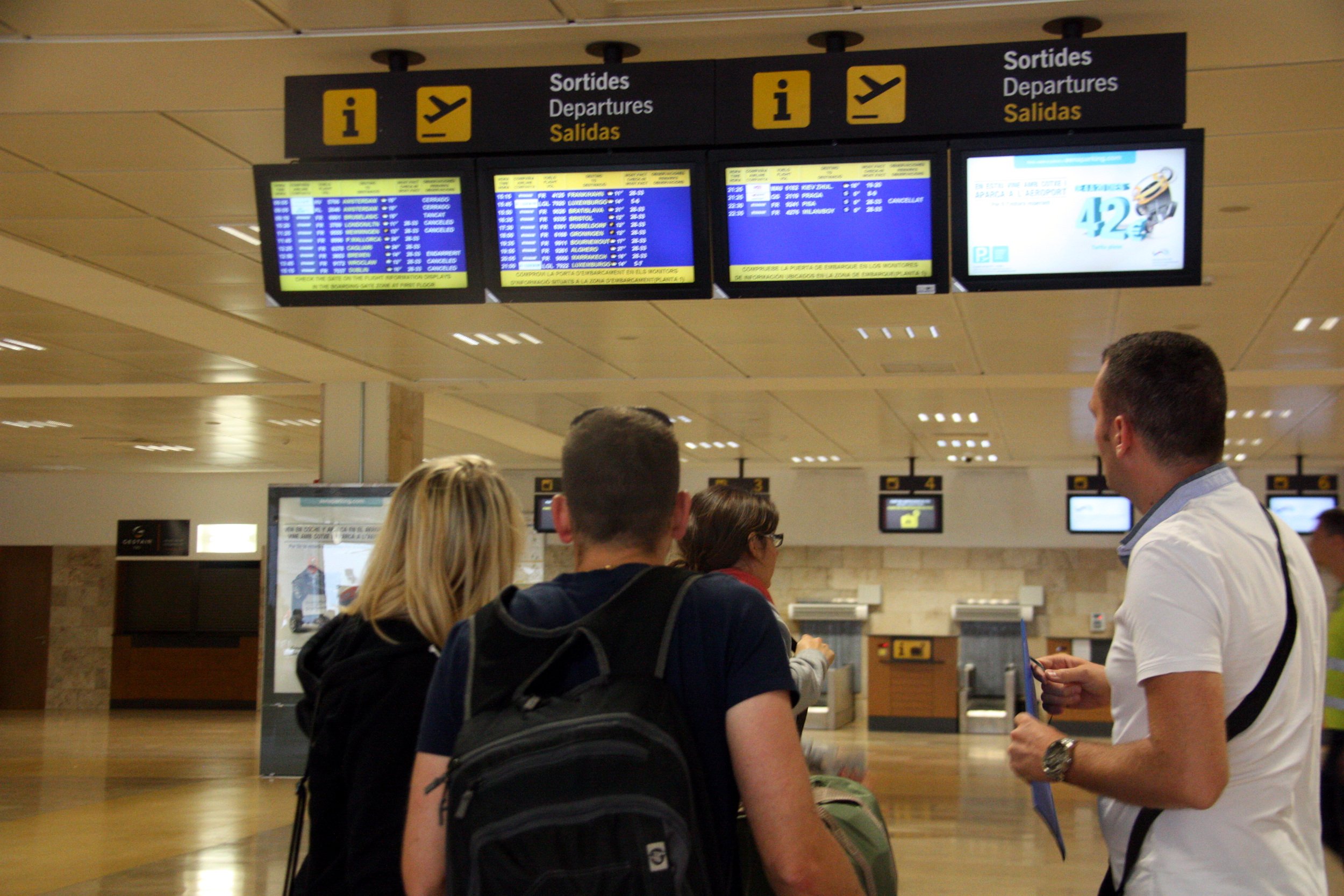 Turistes a l'aeroport de Girona 