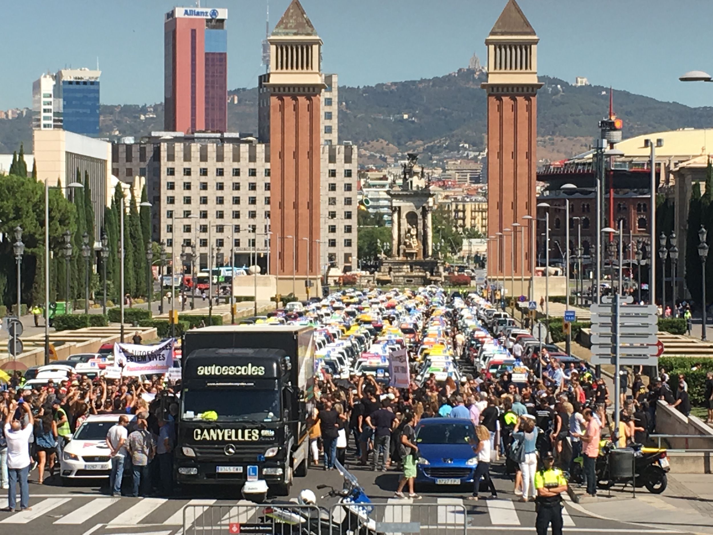 Concentración de protesta de las autoescuelas a la Avenida Maria Cristina de Barcelona | Federación de Autoescuelas de Cataluña (ACN)