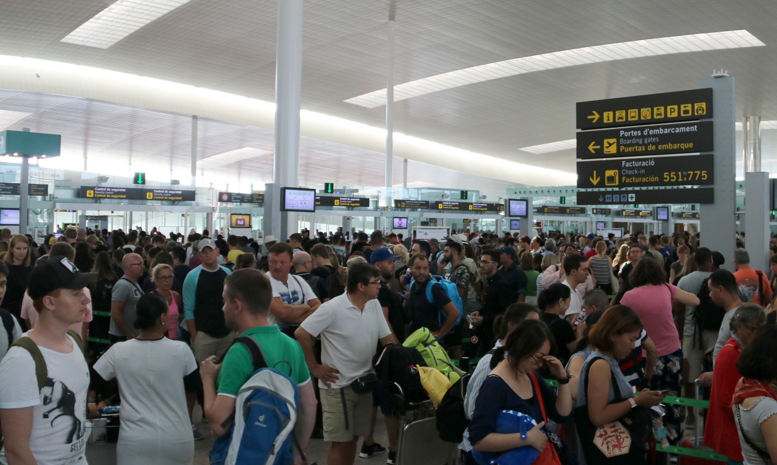 Cues al control de seguretat de la Terminal T1 de l'aeroport de Barcelona-El Prat