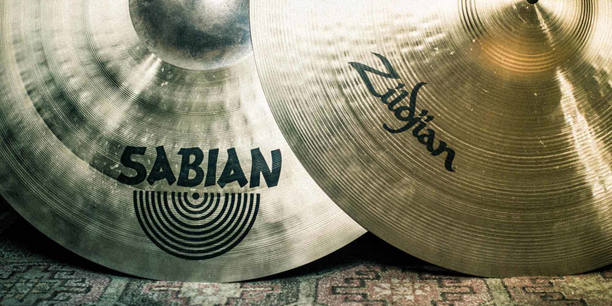 Dos címbals de Sabian i Zildjian